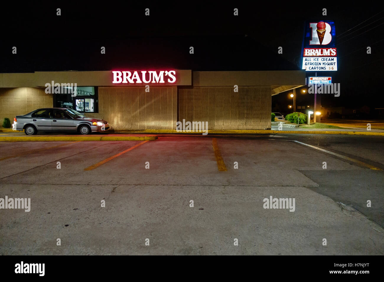 Le lecteur d'une fenêtre de Braum's ice cream store à Oklahoma City, Oklahoma, USA la nuit. Banque D'Images