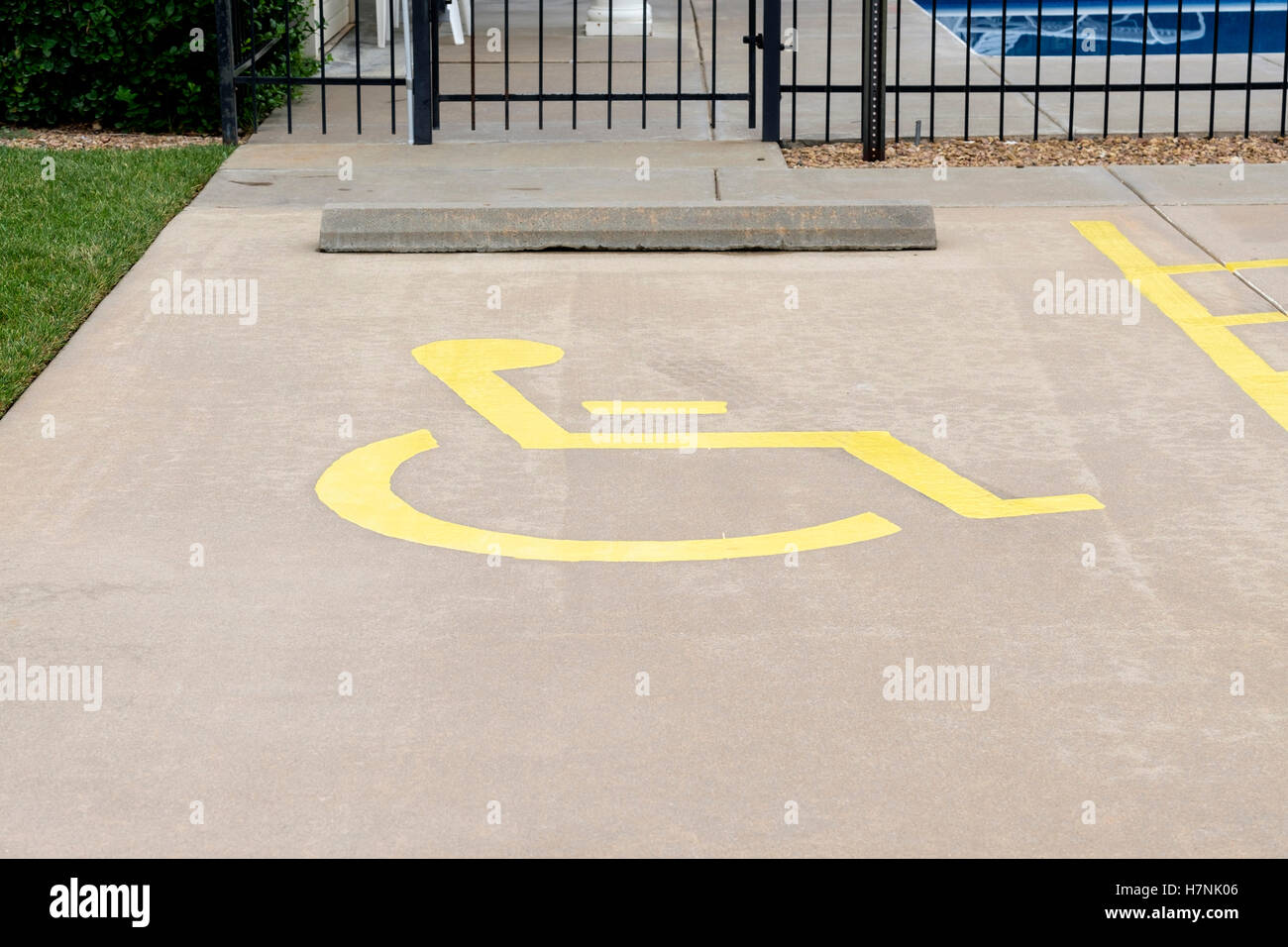 Un signe peint en jaune au stationnement pour personnes handicapées à Wichita, Kansas, États-Unis. Banque D'Images