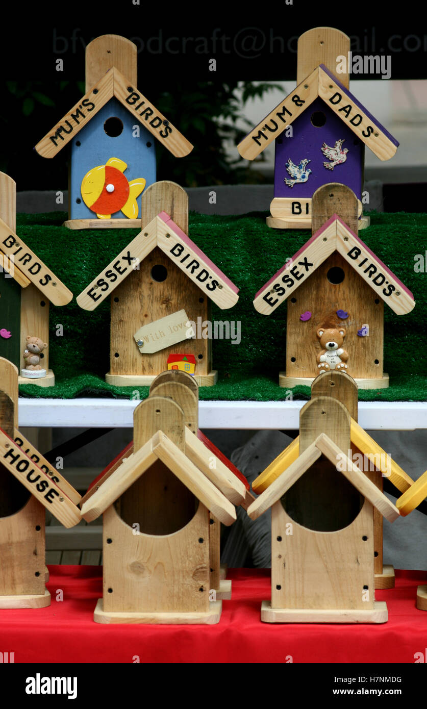 Boîtes pour la vente d'oiseaux de nouveauté, High Street market stall, Chelmsford Banque D'Images