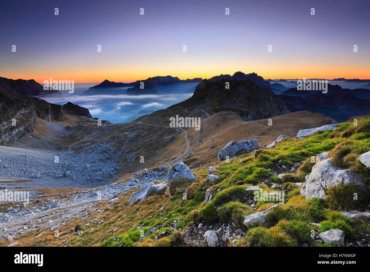 Paysage montagnes coucher du soleil. Alpes Juliennes en Europe. La Slovénie et l'Italie dans une distance. Banque D'Images