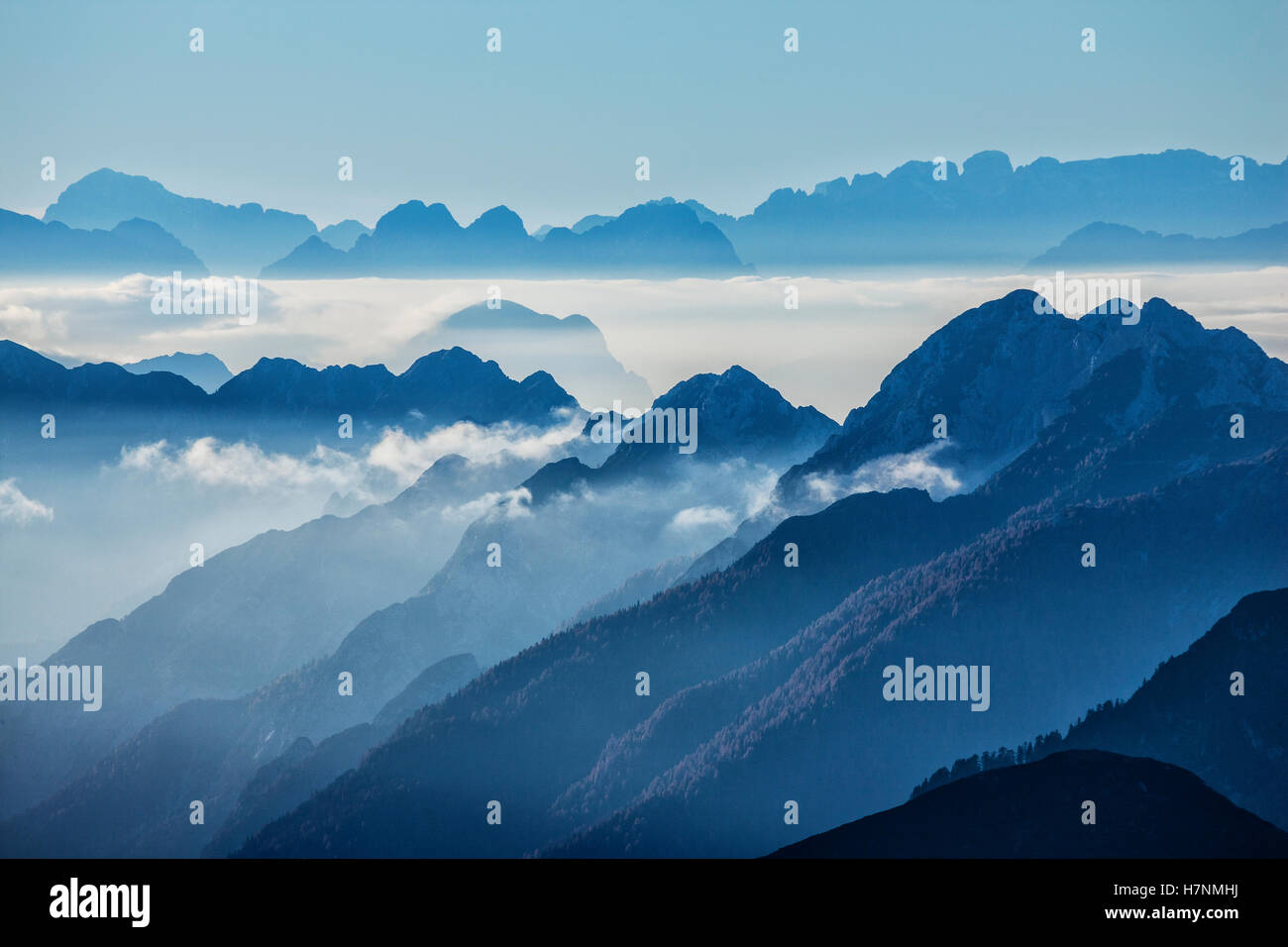 Foggy Mountain peaks background Banque D'Images