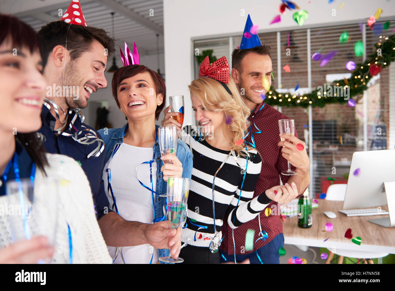 Amis à la fête de bureau Banque D'Images