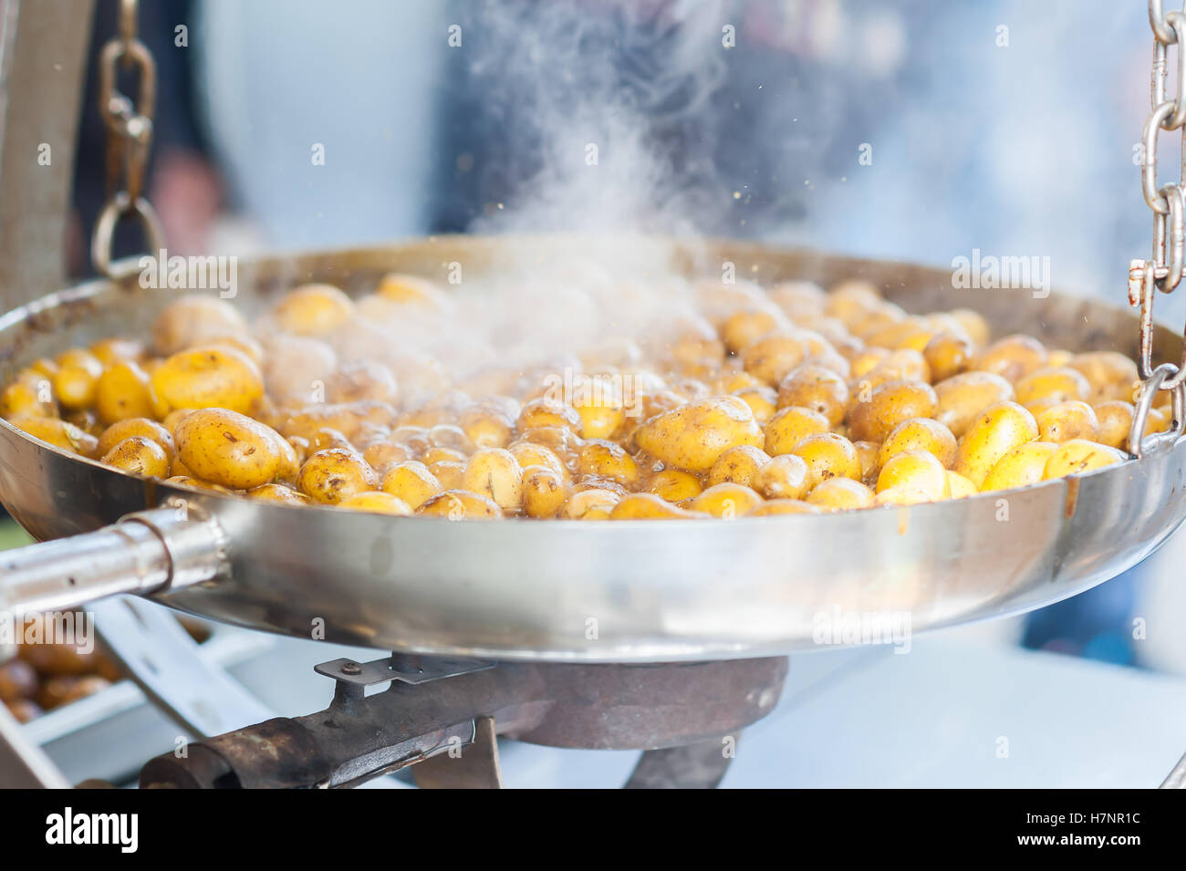 Pommes de terre nouvelles. Frire dans une poêle. Recette italienne