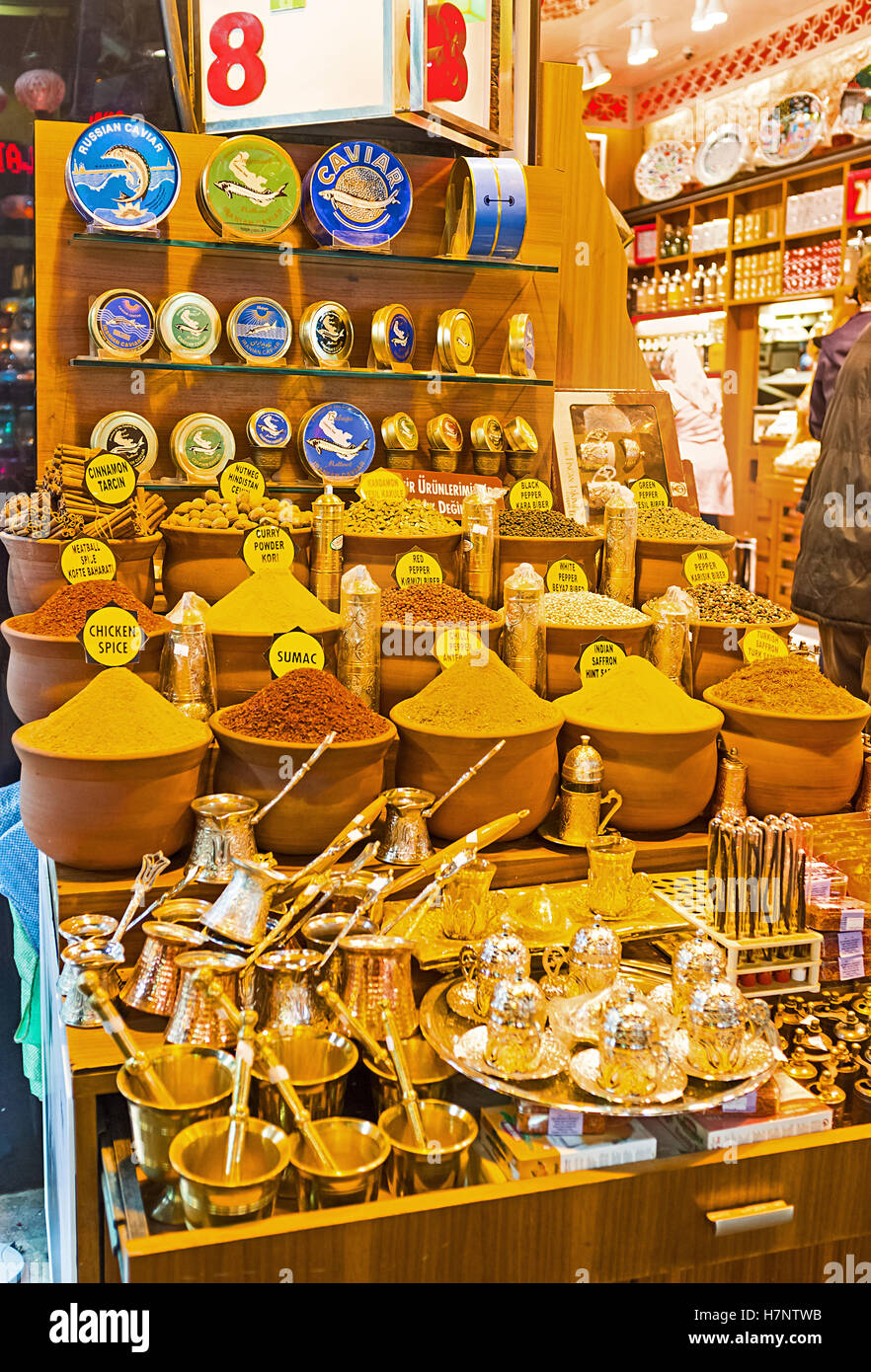 Les échoppes traditionnelles de bazar égyptien à offrir une large gamme d'épices, thé et café en vrac Banque D'Images