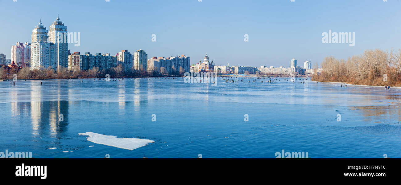 Quartier Obolon à Kiev, Ukraine. Lac gelé avec le paysage urbain sur fond de Kiev. Banque D'Images