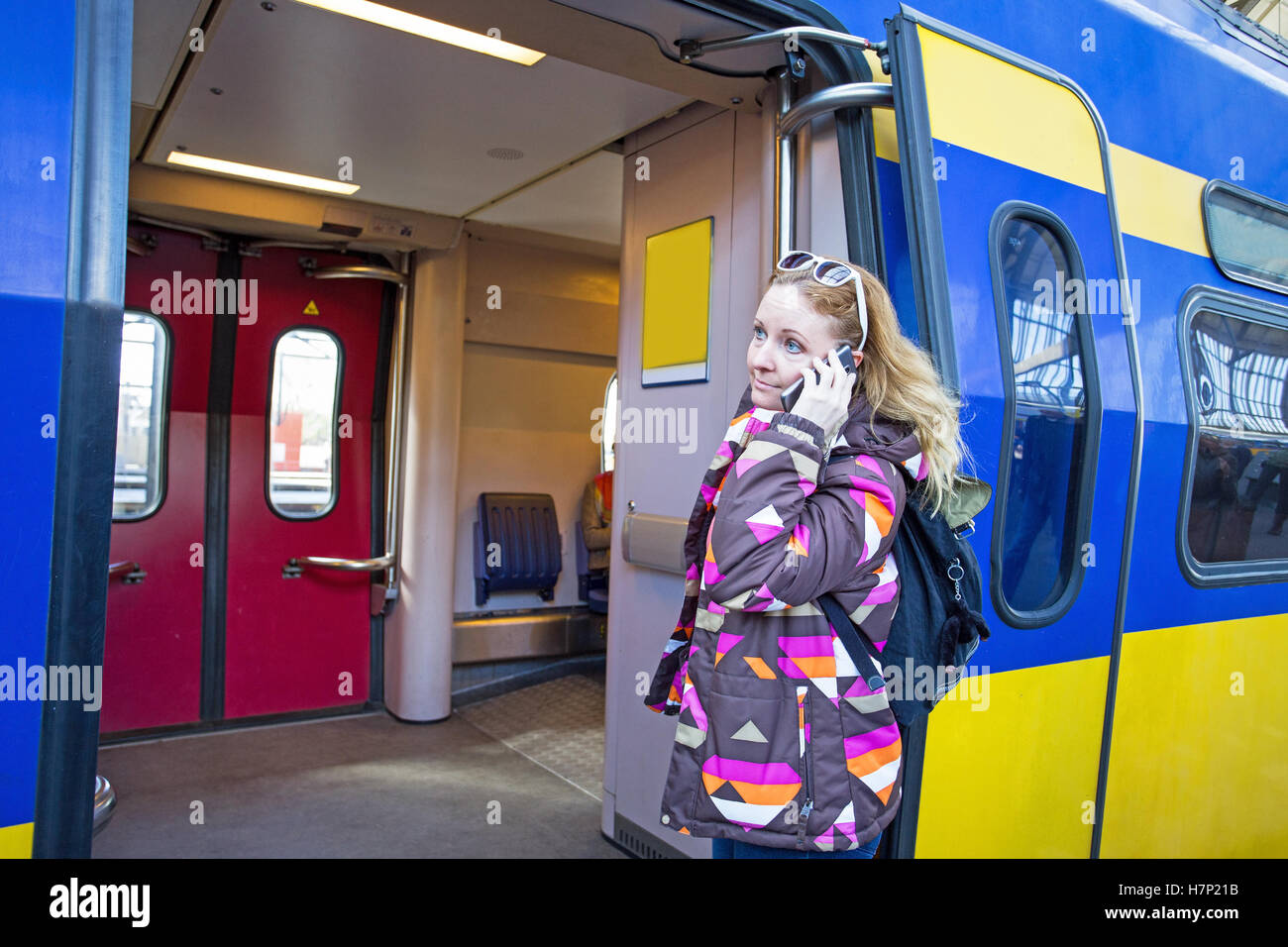 Jeune femme d'origine néerlandaise appelant à la gare d'Amsterdam Pays-Bas Banque D'Images
