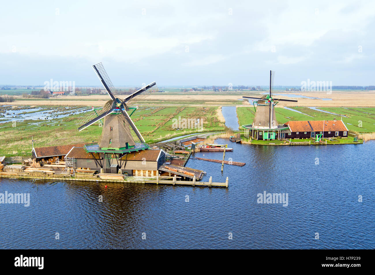 Antenne de moulins à vent traditionnels à Zaanse Schans aux Pays-Bas Banque D'Images