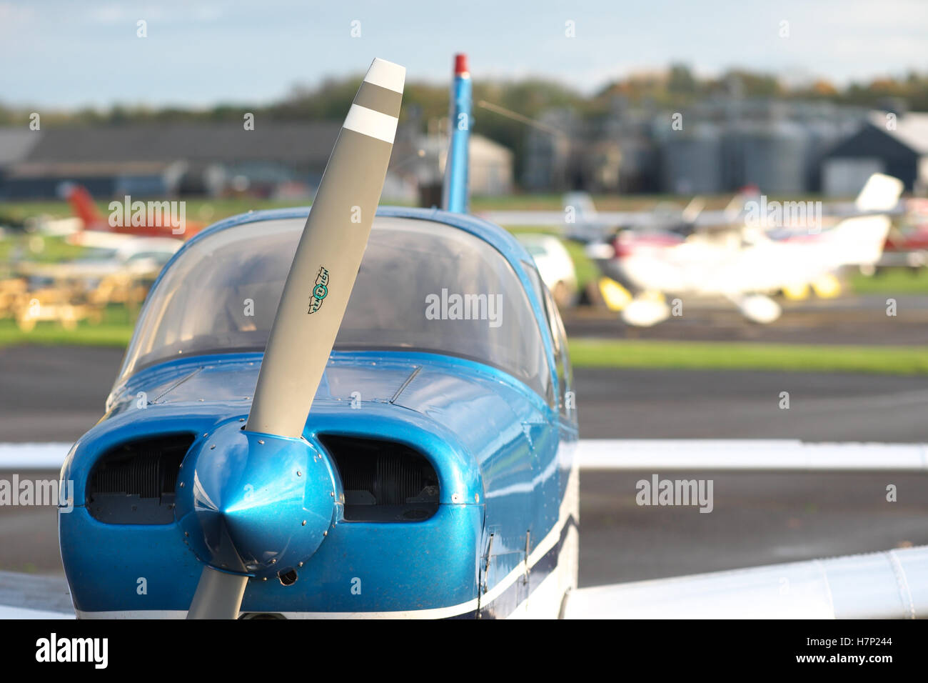 L'aérodrome d'aviation générale au Royaume-Uni avec des avions légers avec un Piper PA-28 Cherokee en premier plan Banque D'Images