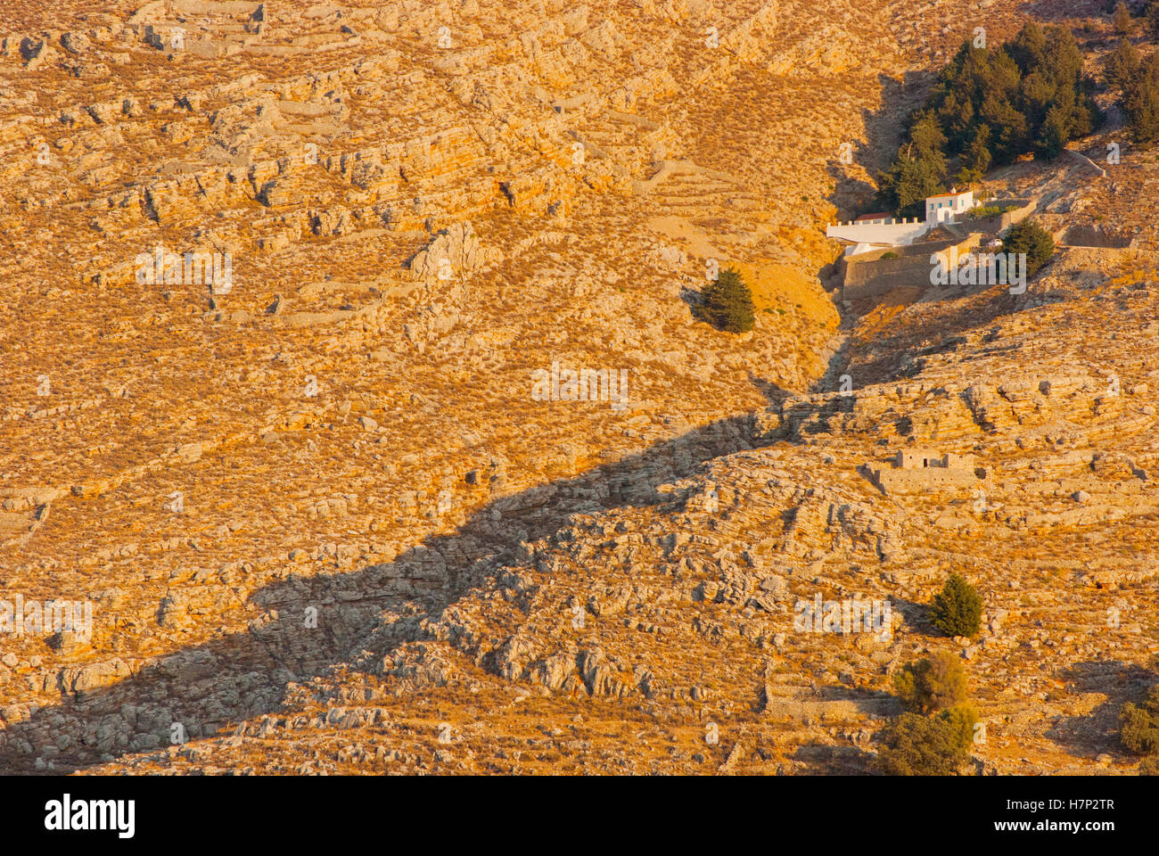 Monastère grec-orthodoxe en haut d'une colline rocheuse sur l'île de Symi en Grèce. Banque D'Images