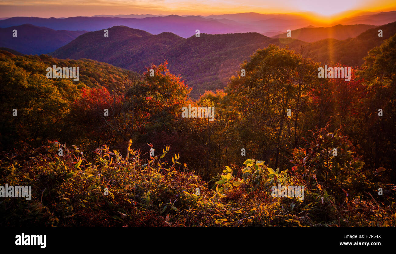 Great Smoky Mountain le coucher du soleil. Coucher de soleil depuis un Blue Ridge Parkway donnent sur les montagnes Great Smoky à l'horizon. Banque D'Images