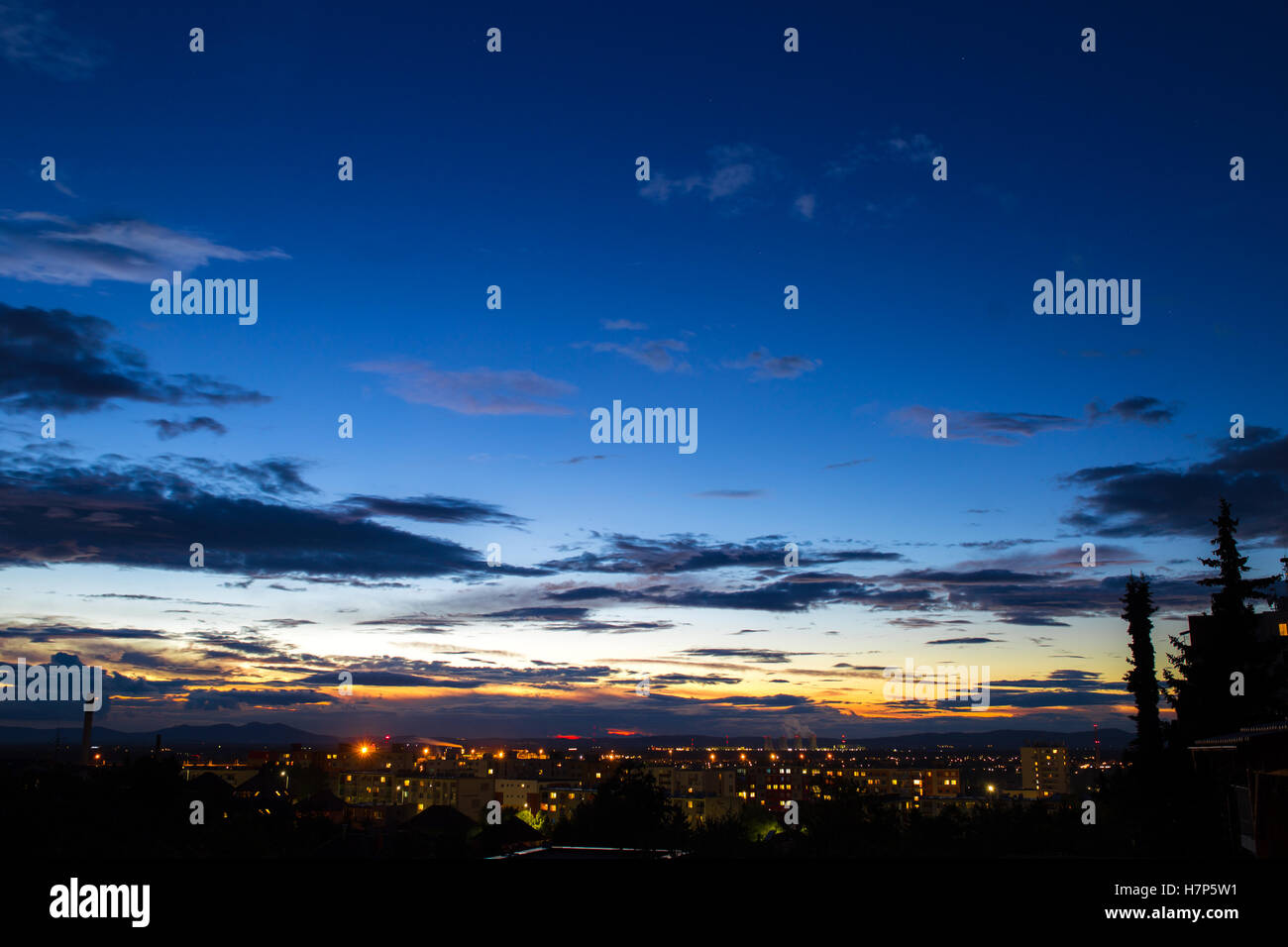 Ciel nocturne avec city Banque D'Images
