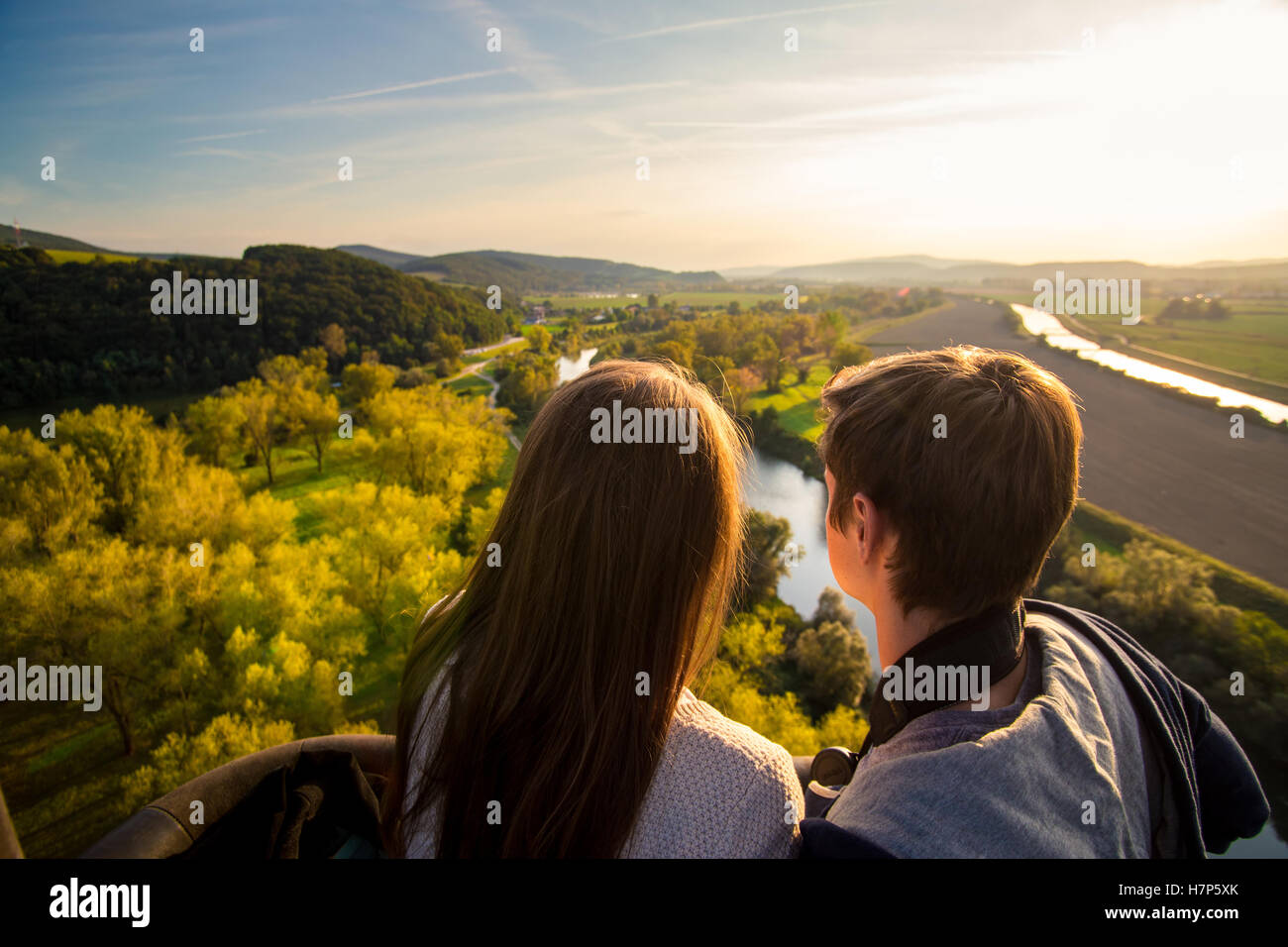 Couple enjoying view de ballon à air chaud Banque D'Images