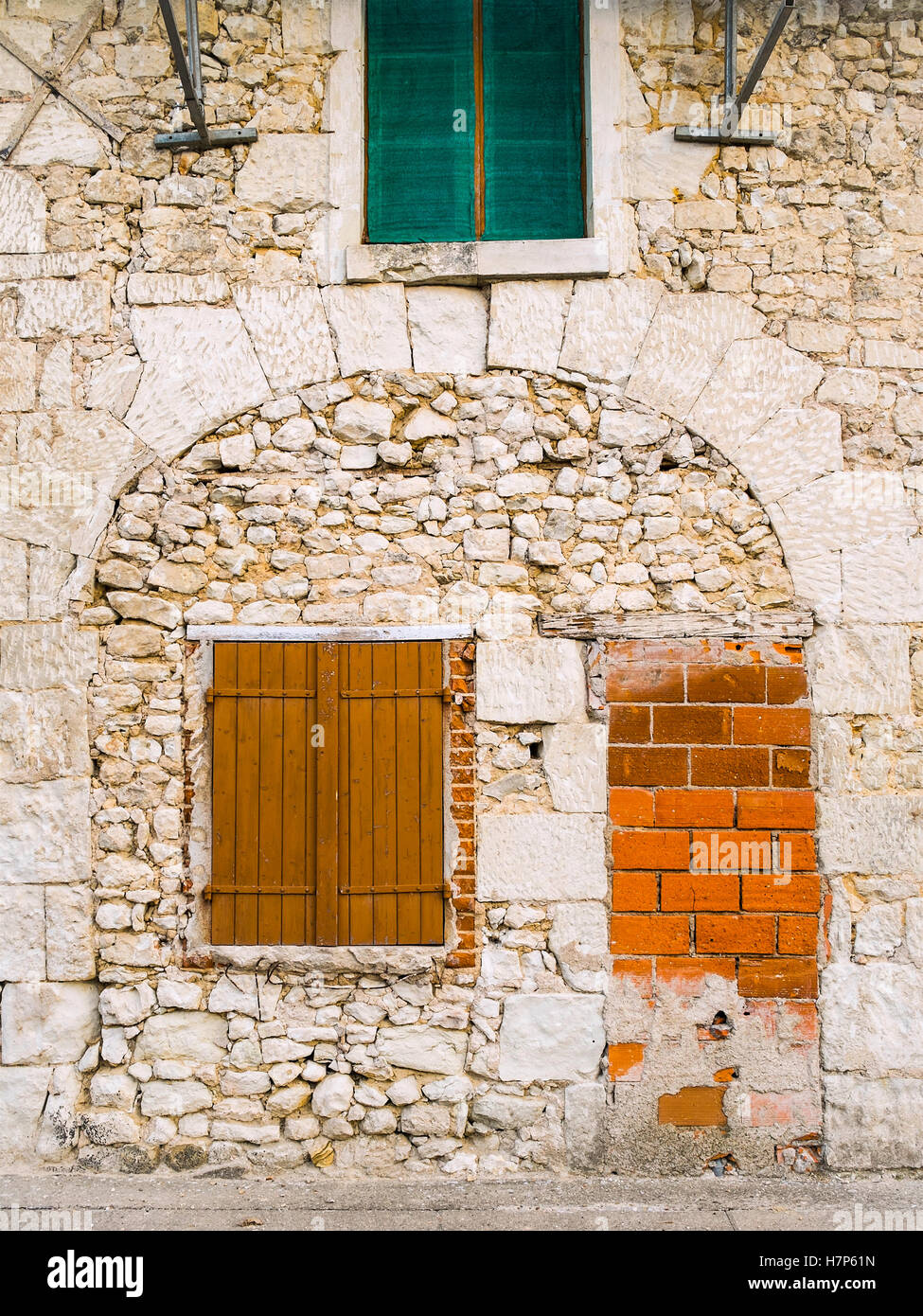 Porte et fenêtre bloqués en vertu de l'arche de pierre - France. Banque D'Images