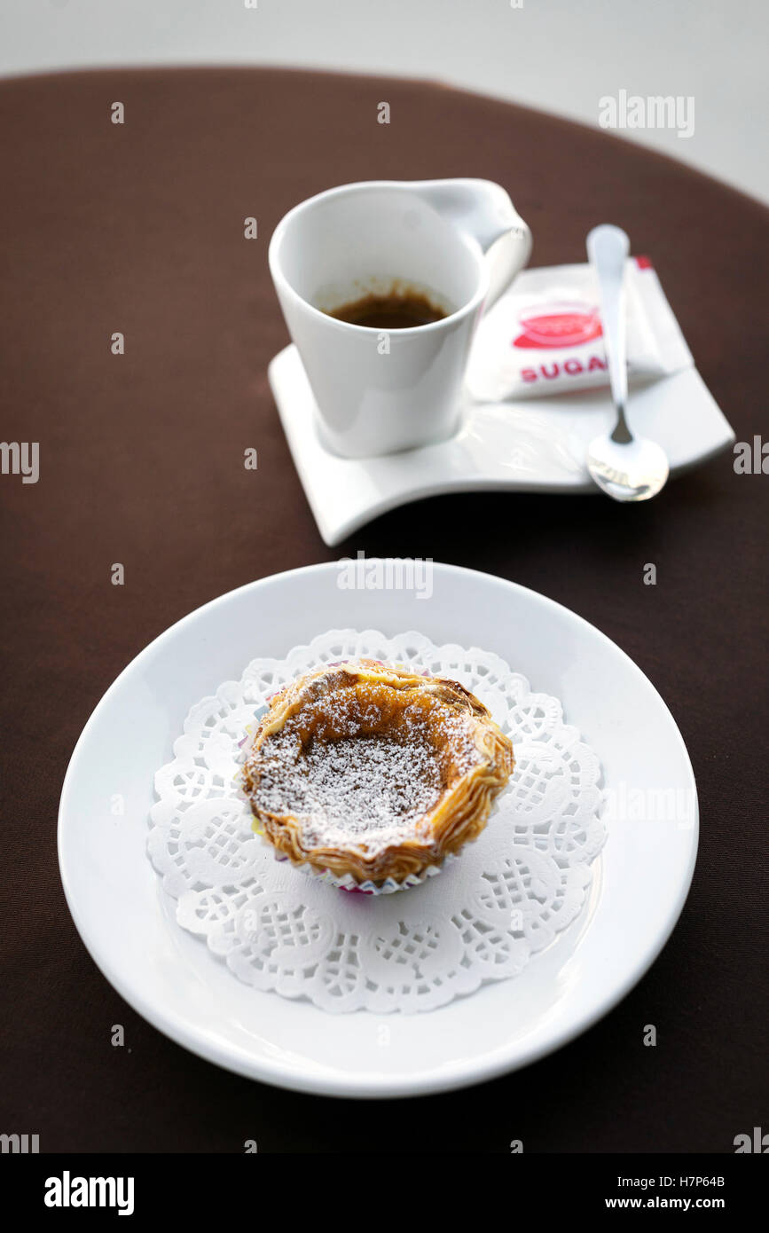 Pastel de nata portugais célèbre snack sucré tarte feuilletée crème oeufs Banque D'Images