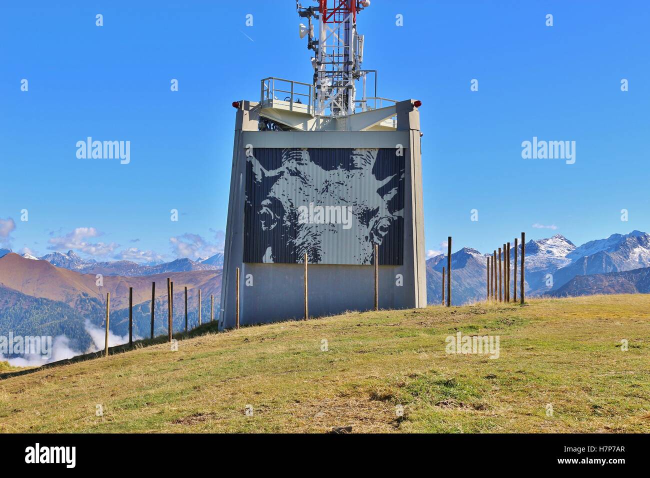 Street art sur un mât de transmission, 2200 mètres au-dessus du niveau. Les montagnes de Gastein, Salzbourg, Autriche, Europe. Banque D'Images