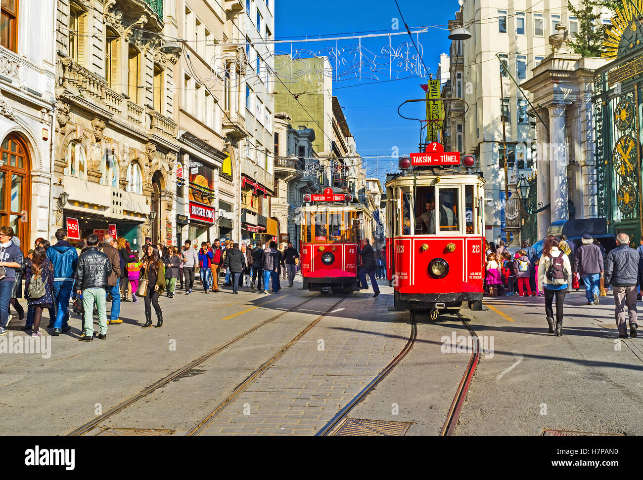 Les trams rouge rétro dans l'Avenue de l'indépendance sont les principales attractions touristiques dans ce quartier Banque D'Images