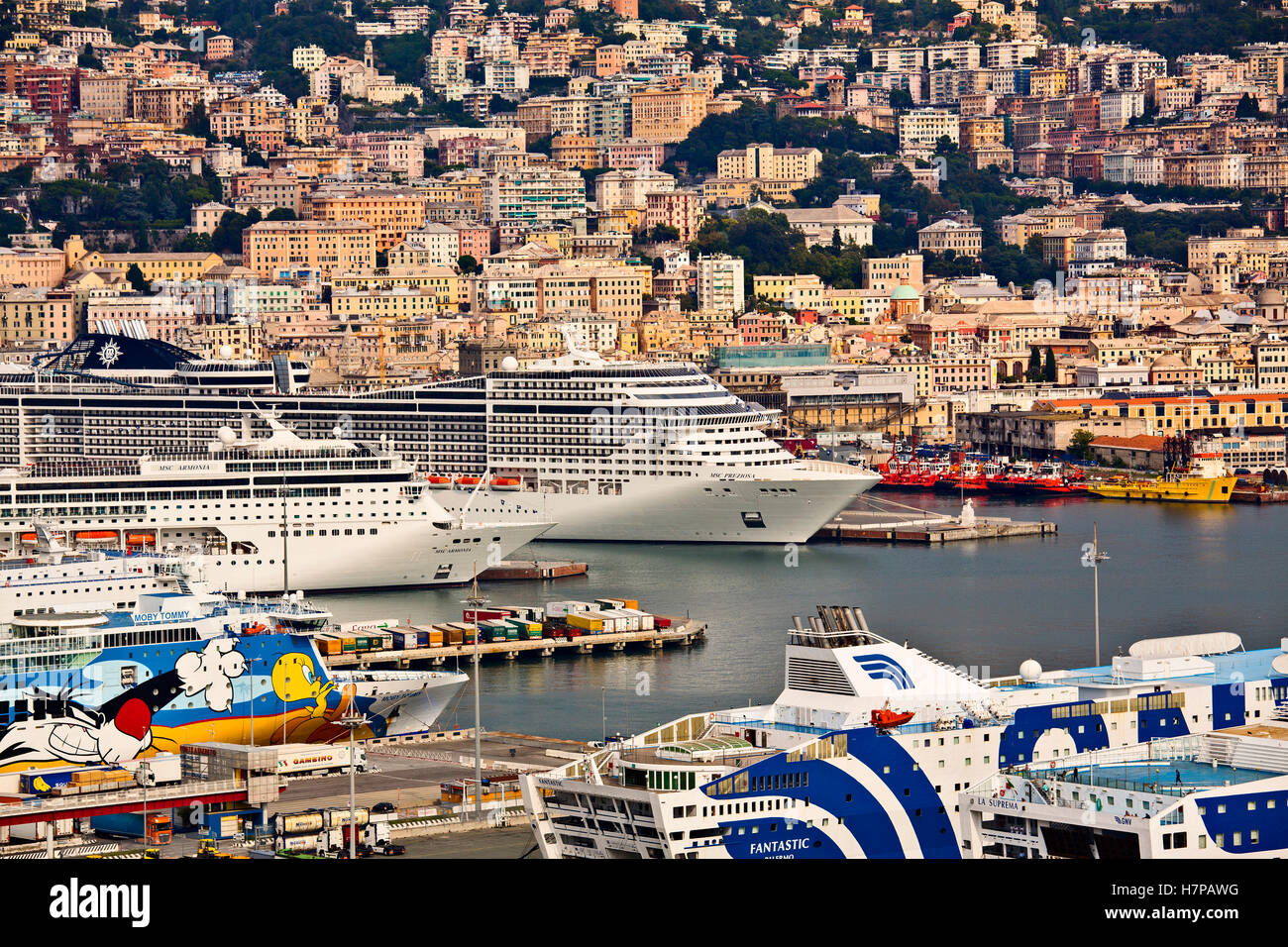 Porto Vecchio vieux port, croisières et vue panoramique sur le port et la ville. Gênes. Mer Méditerranée. Ligurie, Italie Europe Banque D'Images