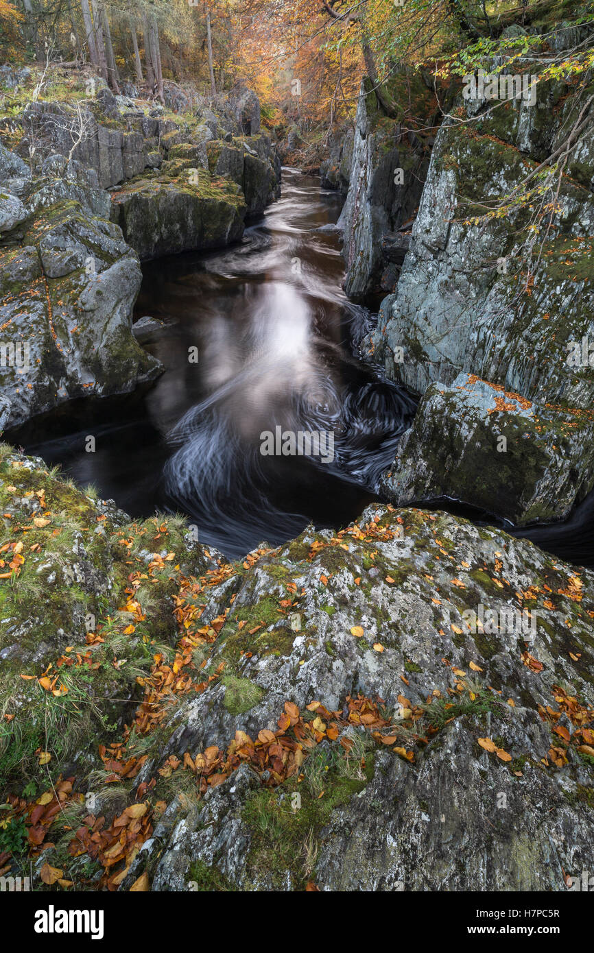Rochers de la solitude sur la Gorge de la rivière North Esk dans Glen Esk. Banque D'Images