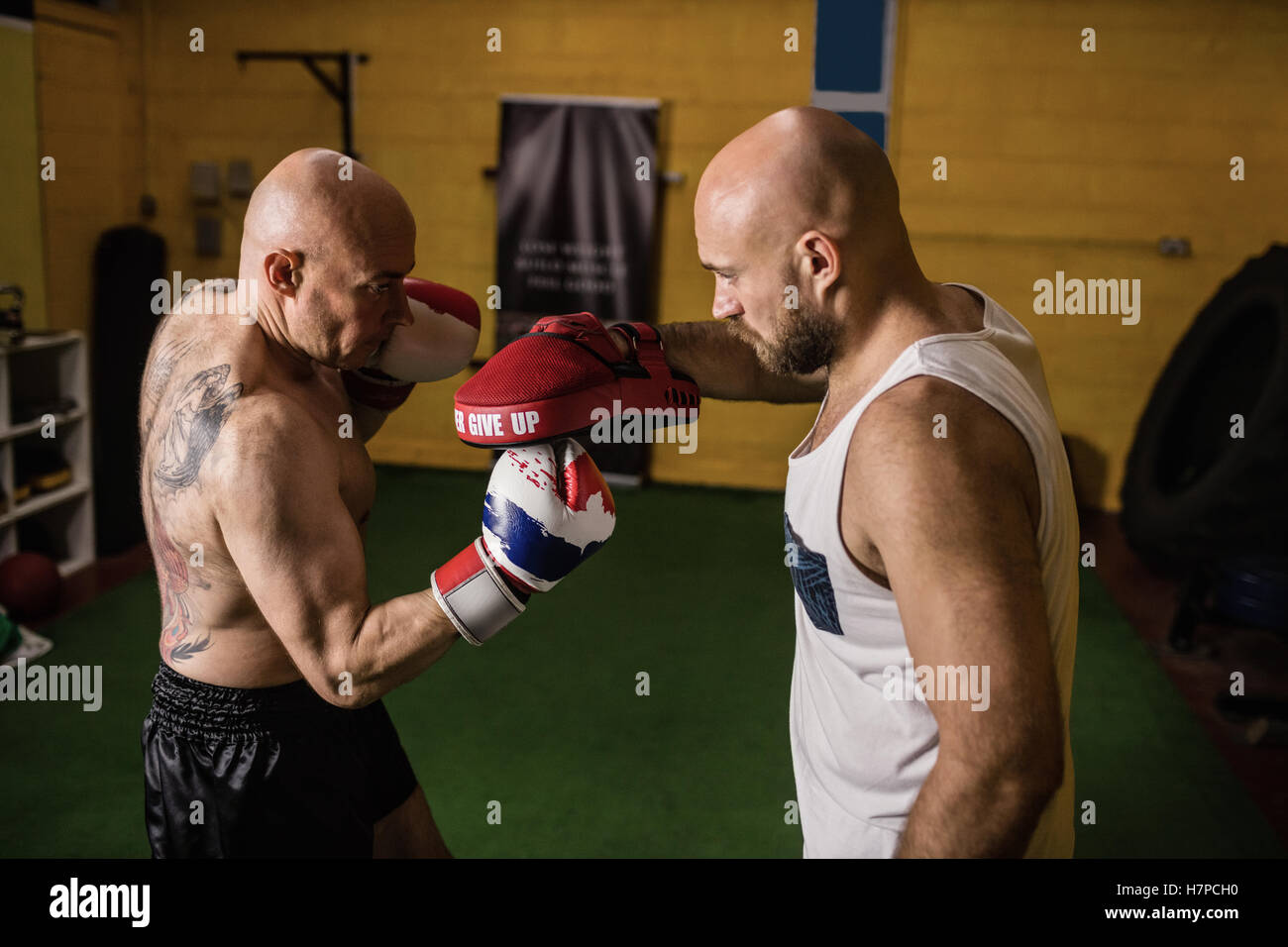 Les boxeurs thaï boxing pratique Banque D'Images