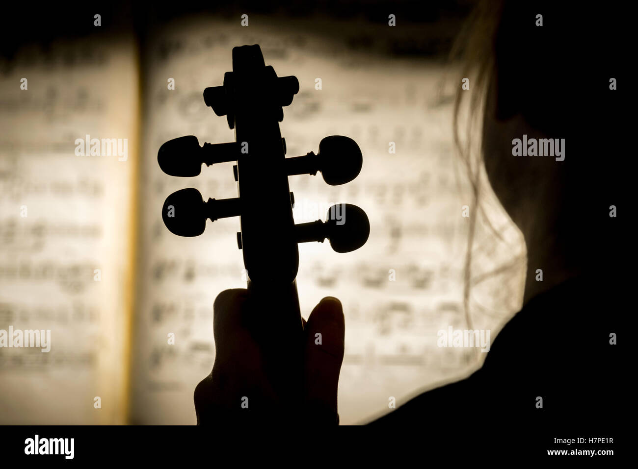 Close up of musical instrument joué par jeune Banque D'Images