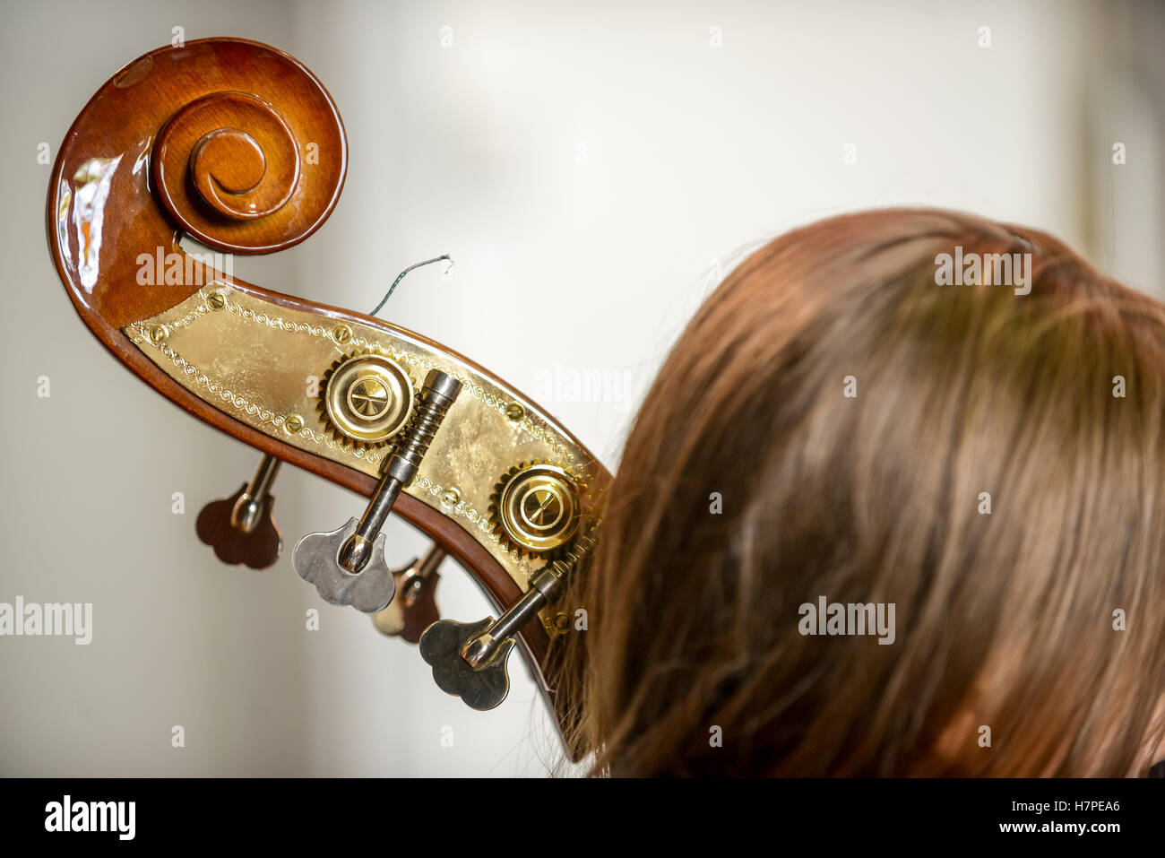 Close up of musical instrument joué par jeune Banque D'Images