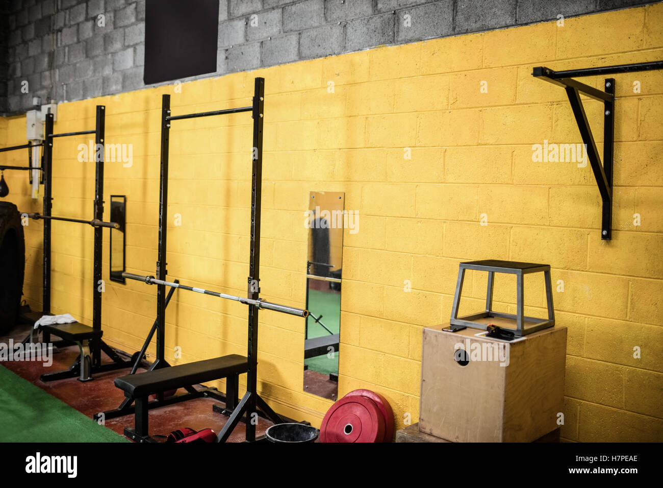 L'exercice de l'équipement dans le studio de remise en forme Banque D'Images