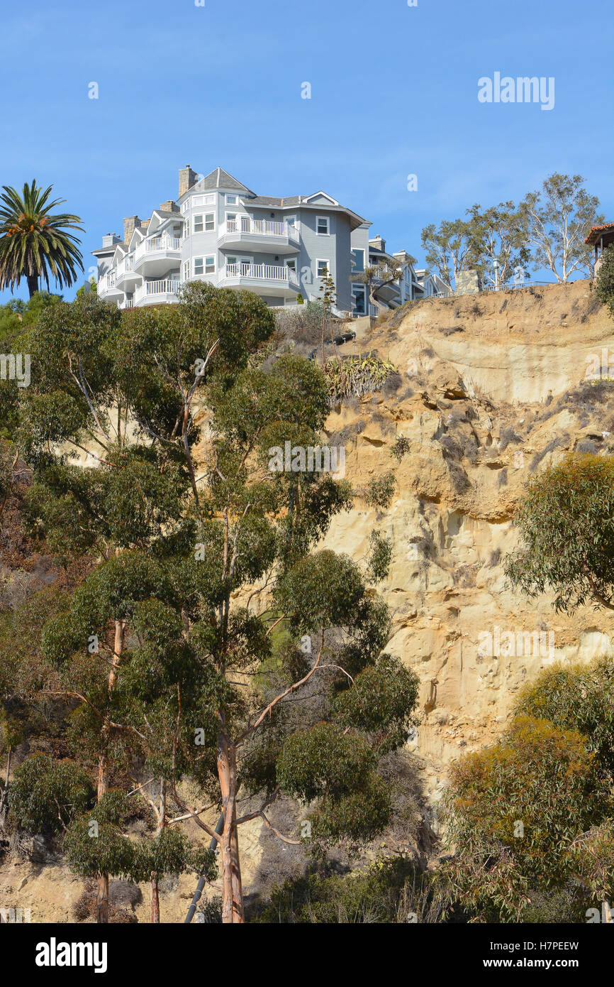 Le Blue Lantern Inn et Gazebo sur les falaises surplombant le port de Dana Point, en Californie. Banque D'Images