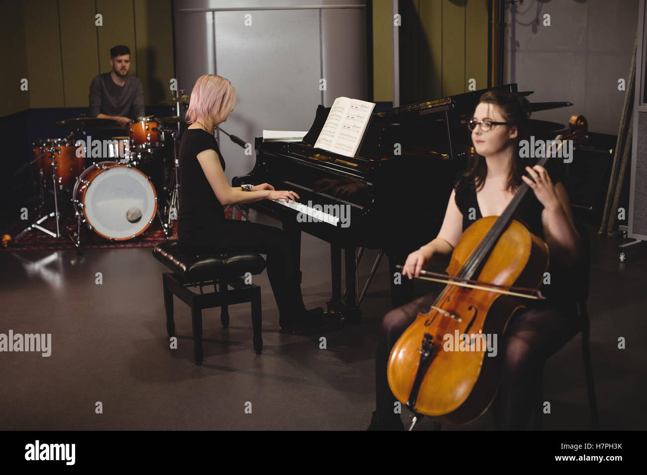 Groupe d'étudiants jouant de la contrebasse, batterie et piano Banque D'Images