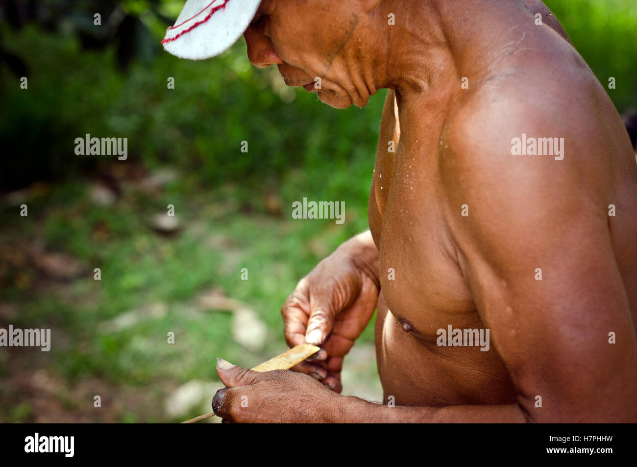 Membre de la tribu la préparation de kambo Matses cérémonie , Rio Galvez ,Matses reserva,forêt amazonienne, le Pérou Banque D'Images