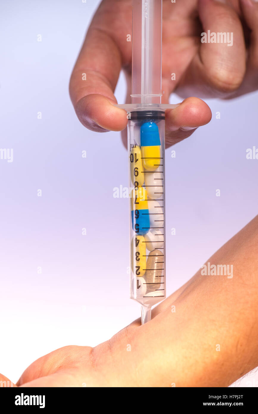 Seringue, le dopage, la drogue, l'injection médicaux en main, fond blanc  Photo Stock - Alamy