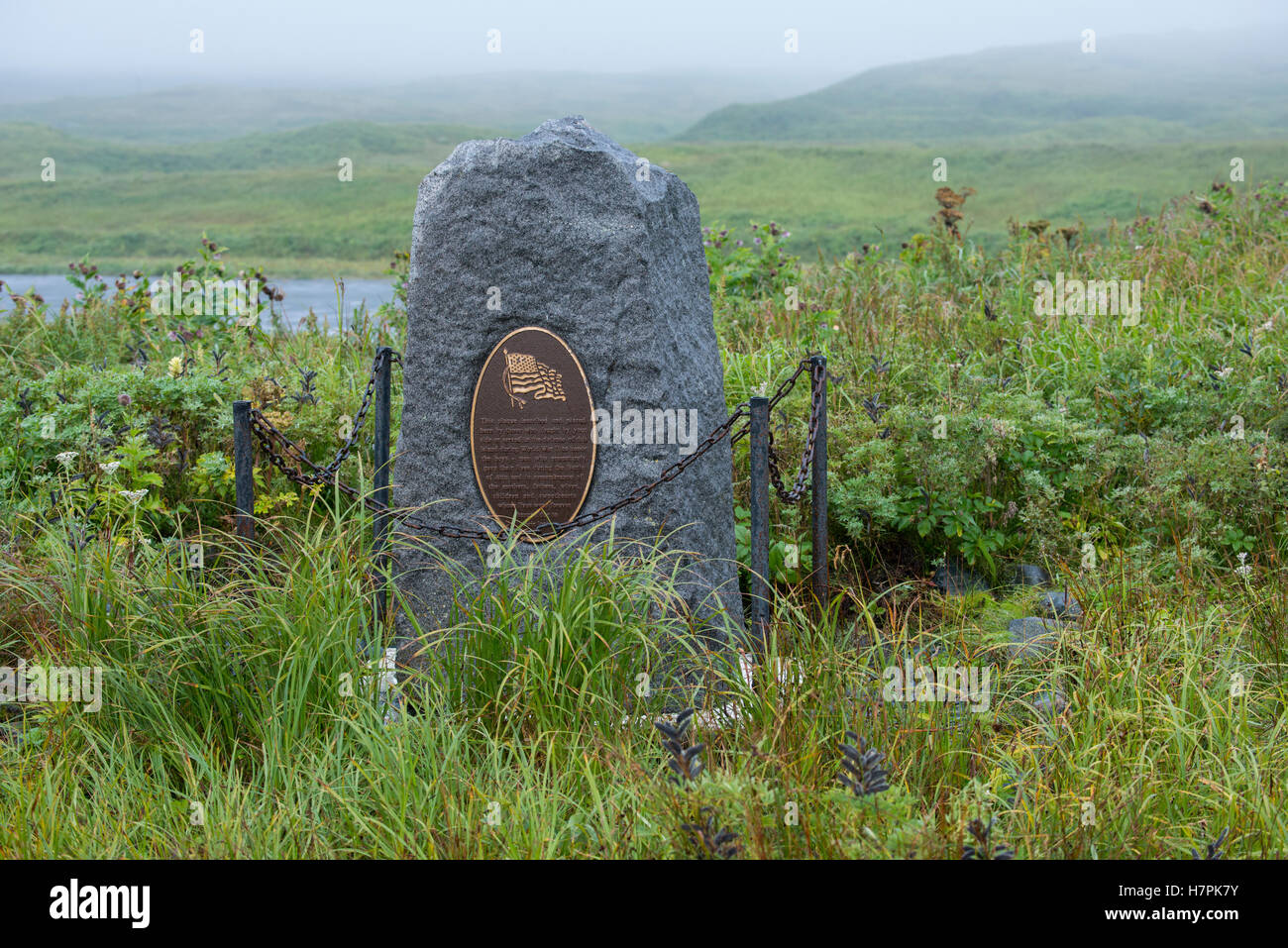 Alaska, archipel des Aléoutiennes, l'île Attu. Le point le plus à l'ouest des États-Unis. Marqueur HISTORIQUE DE LA DEUXIÈME GUERRE MONDIALE. Banque D'Images