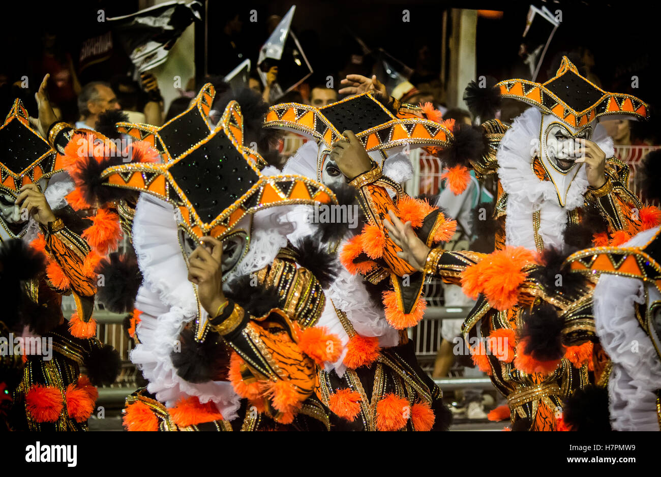 São Paulo, Brésil - le 14 février 2015 : Les gens d'effectuer en costume pour des défilés du carnaval. Banque D'Images