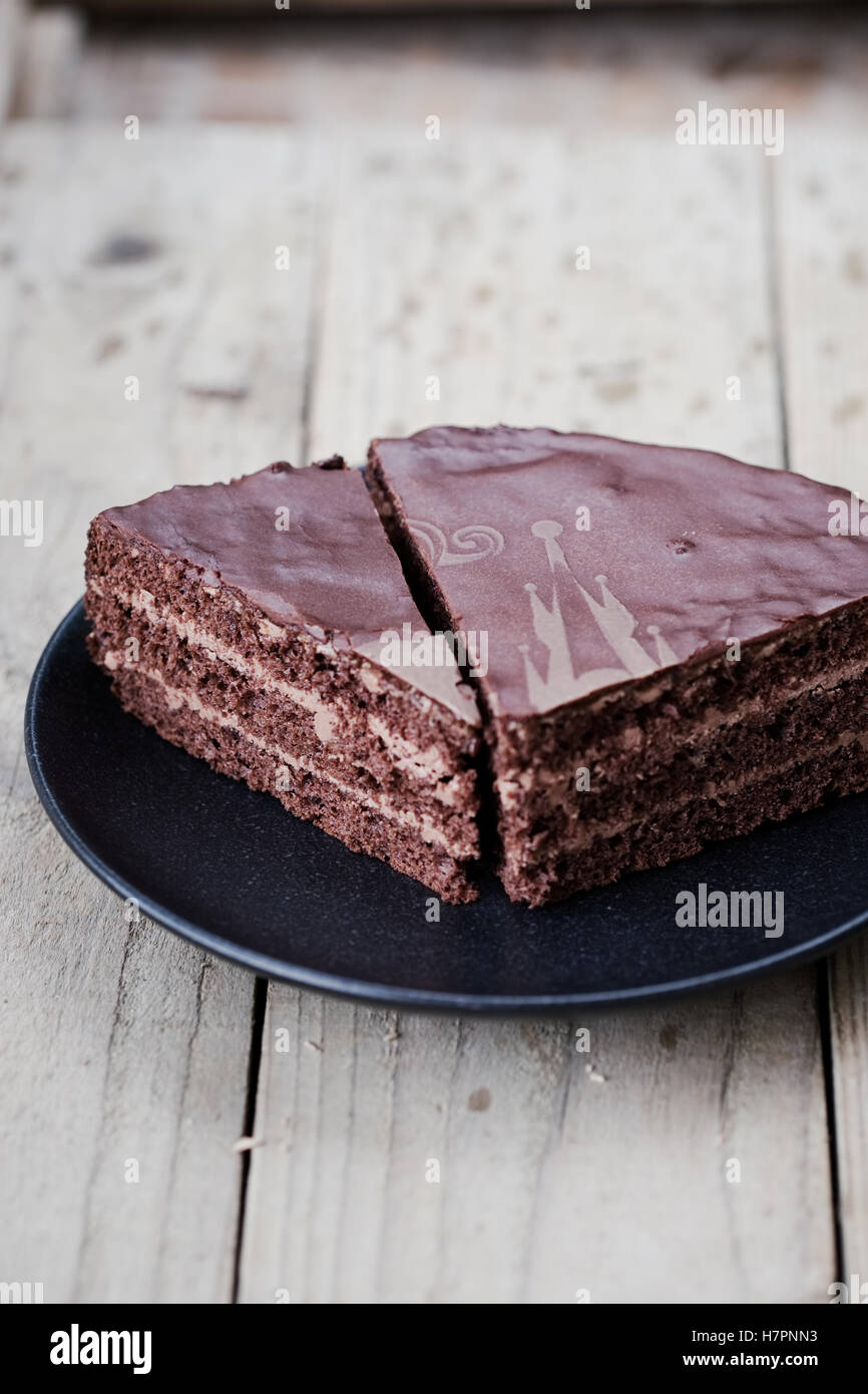 Tranche De Gateau Triple Chocolat Avec Creme Au Chocolat Et Le Glacage Sur Une Plaque Noire Fond De Bois Photo Stock Alamy