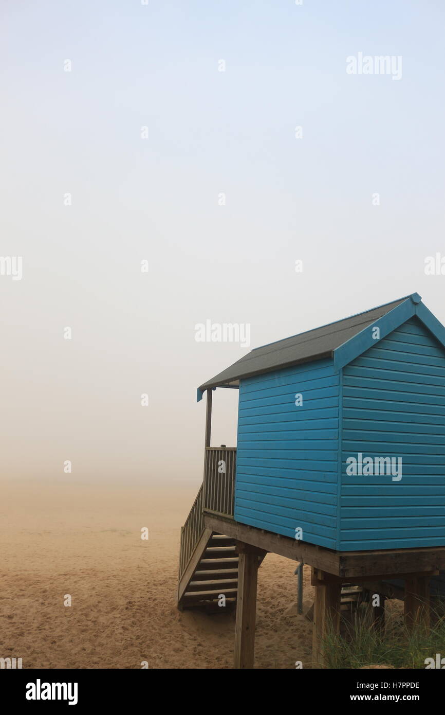 Blue Beach Hut donnant sur une plage de sable de brouillard au Wells Banque D'Images