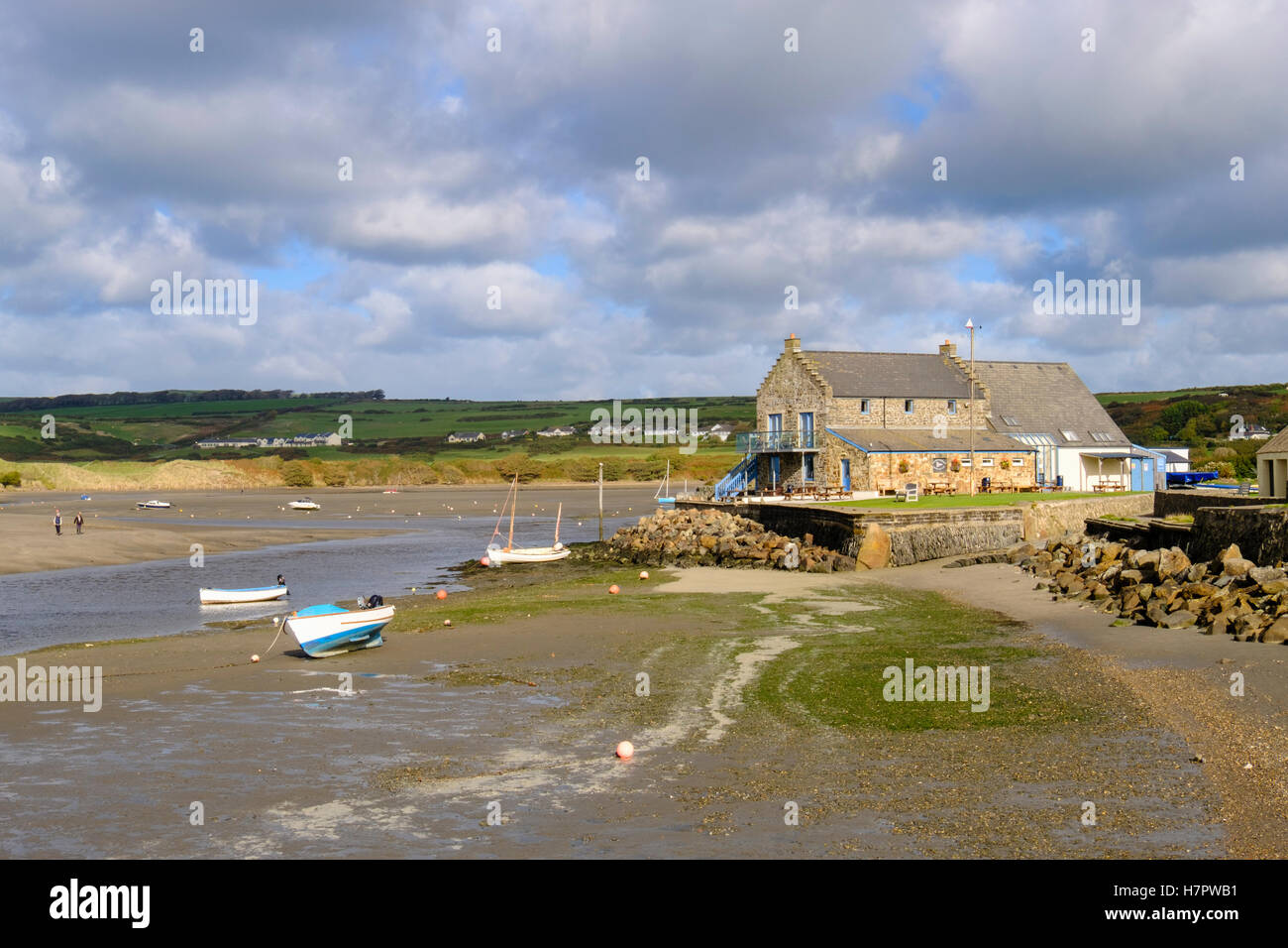 Newport Boat Club et vieux port par l'estuaire de la rivière Nevern Afon Nyfer dans le Parc National de Pembrokeshire Coast. Parrog Newport South Wales UK Banque D'Images