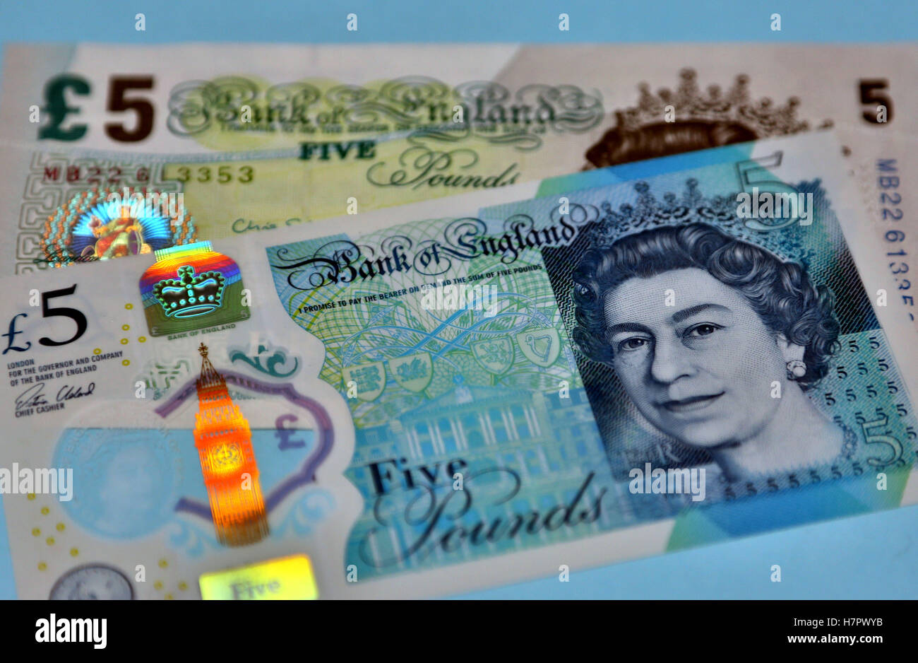 Les nouveaux et les anciens billets de cinq livres, Londres Banque D'Images