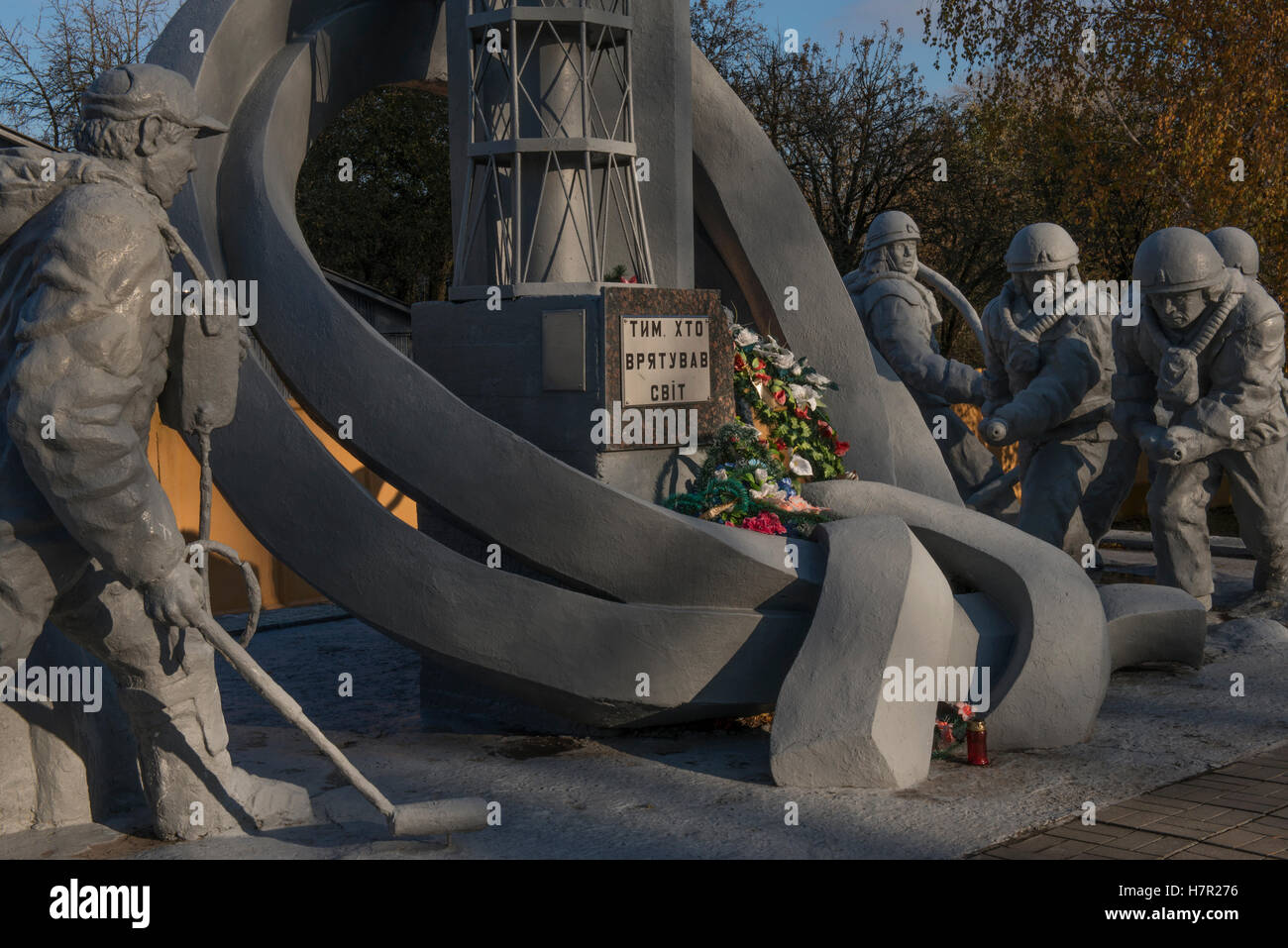 Memorial (détail) pour les pompiers de la 1986 de la centrale nucléaire de Tchernobyl. La ville de Tchernobyl, zone d'exclusion, de l'Ukraine. Banque D'Images