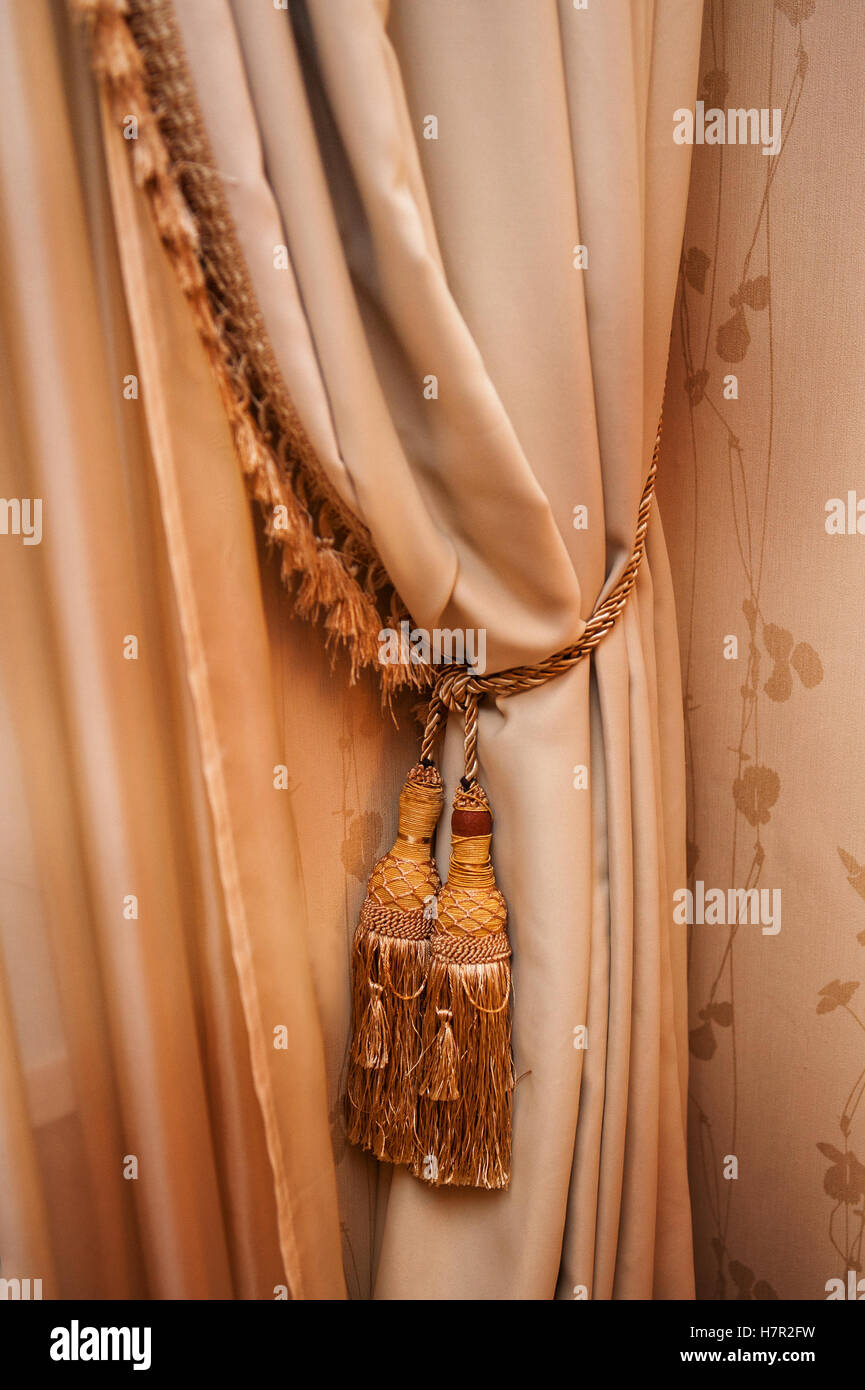 Partie de mur rideau drapé magnifiquement et avec des motifs Banque D'Images