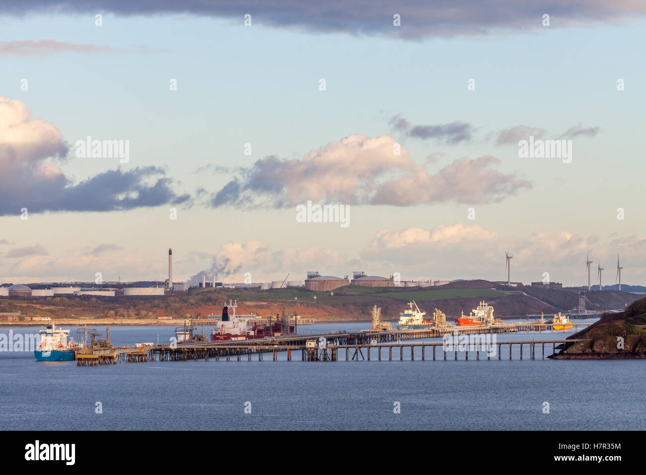 Milford Haven, Pembrokeshire, le pétrole et les terminaux GNL Banque D'Images