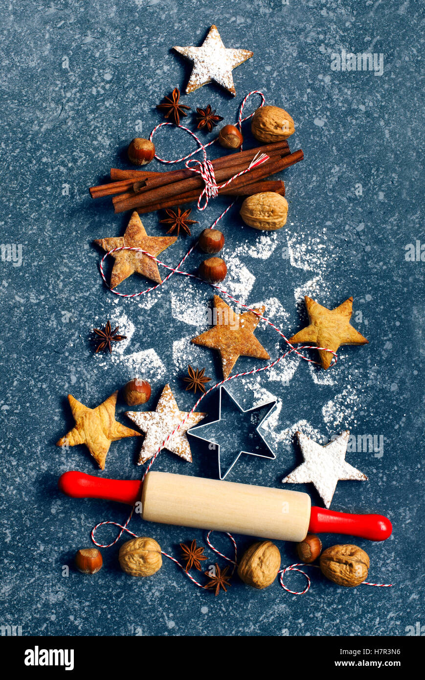 Arbre de Noël de cookies et d'ingrédients. Noël cuisson concept. Banque D'Images
