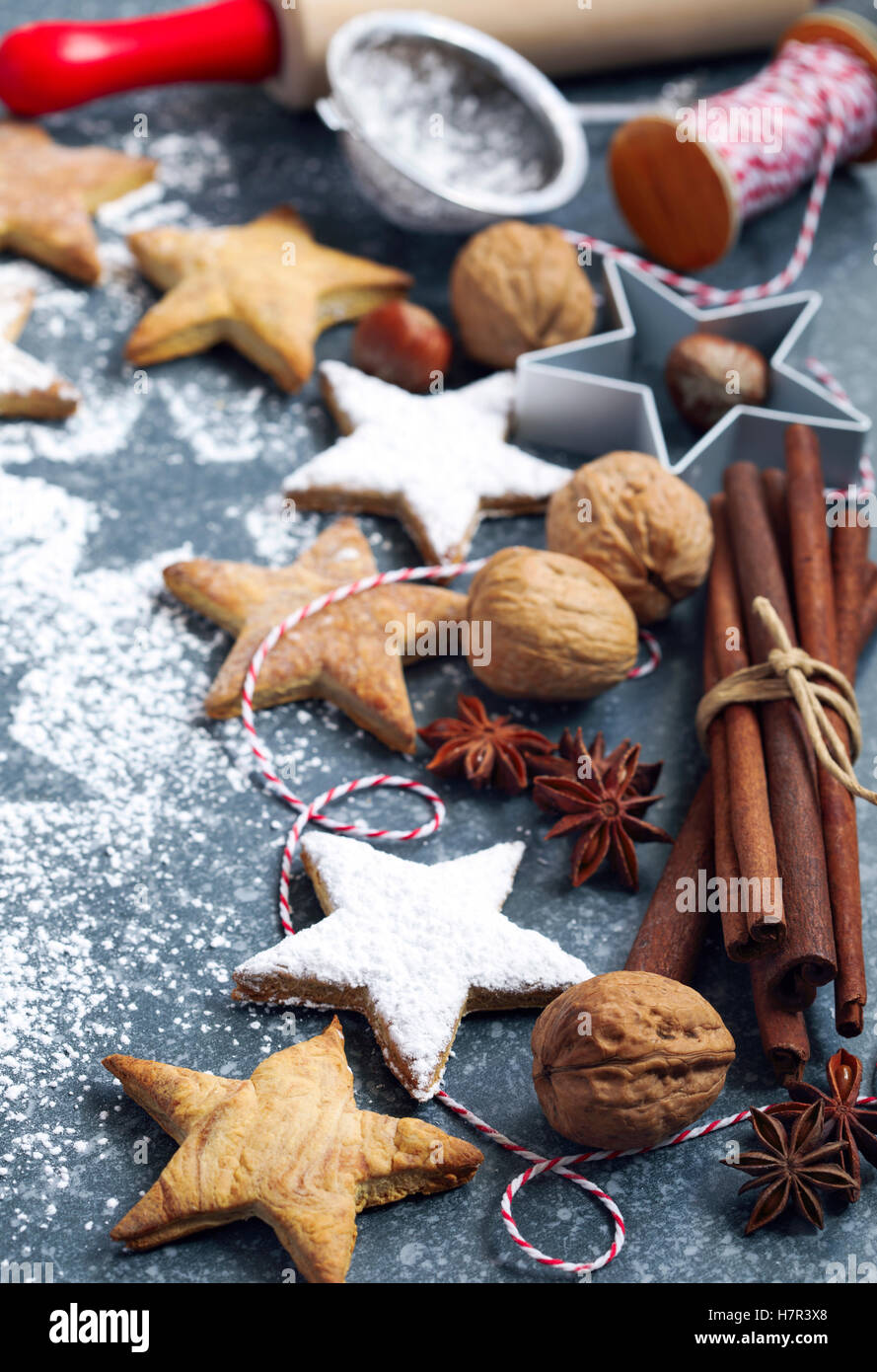 Les biscuits de Noël, cinnmon, écrous et goupille de rouleau sur fond sombre Banque D'Images