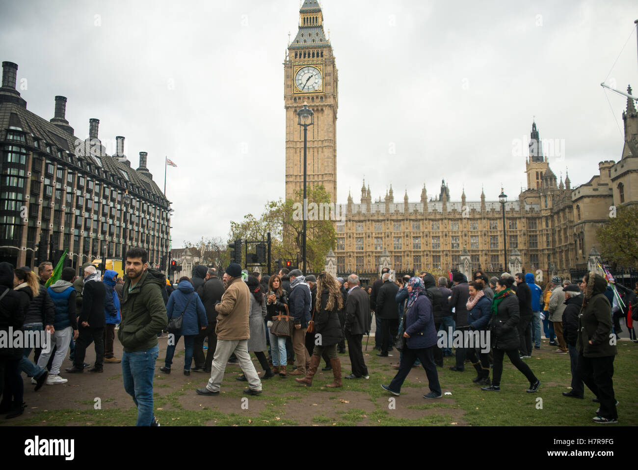 Londres, Royaume-Uni. 07Th Nov, 2016. Les manifestants kurdes démontrer à la place du Parlement contre le président turc Recep Tayyip Erdo ?an. Ils sont devant les Chambres du Parlement kurde avec drapeaux, criant des slogans contre le gouvernement, de demander à l'homme et le respect. Credit : Alberto Pezzali/Pacific Press/Alamy Live News Banque D'Images