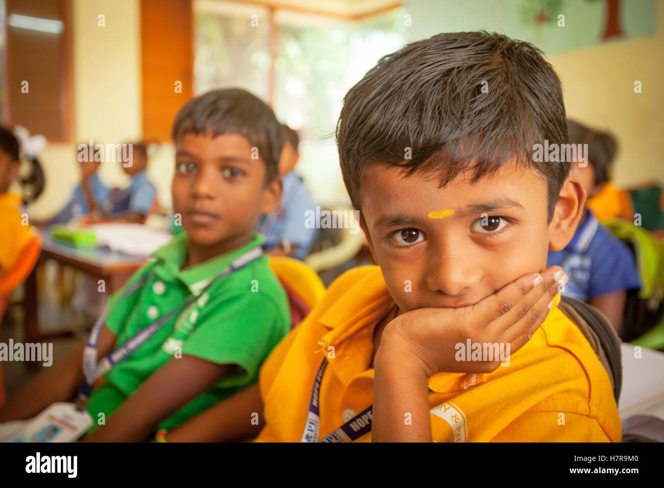 Les jeunes enfants de l'école primaire ou élémentaire assis à leur bureau dans une salle de classe, la Fondation espère que l'école, l'Inde Banque D'Images