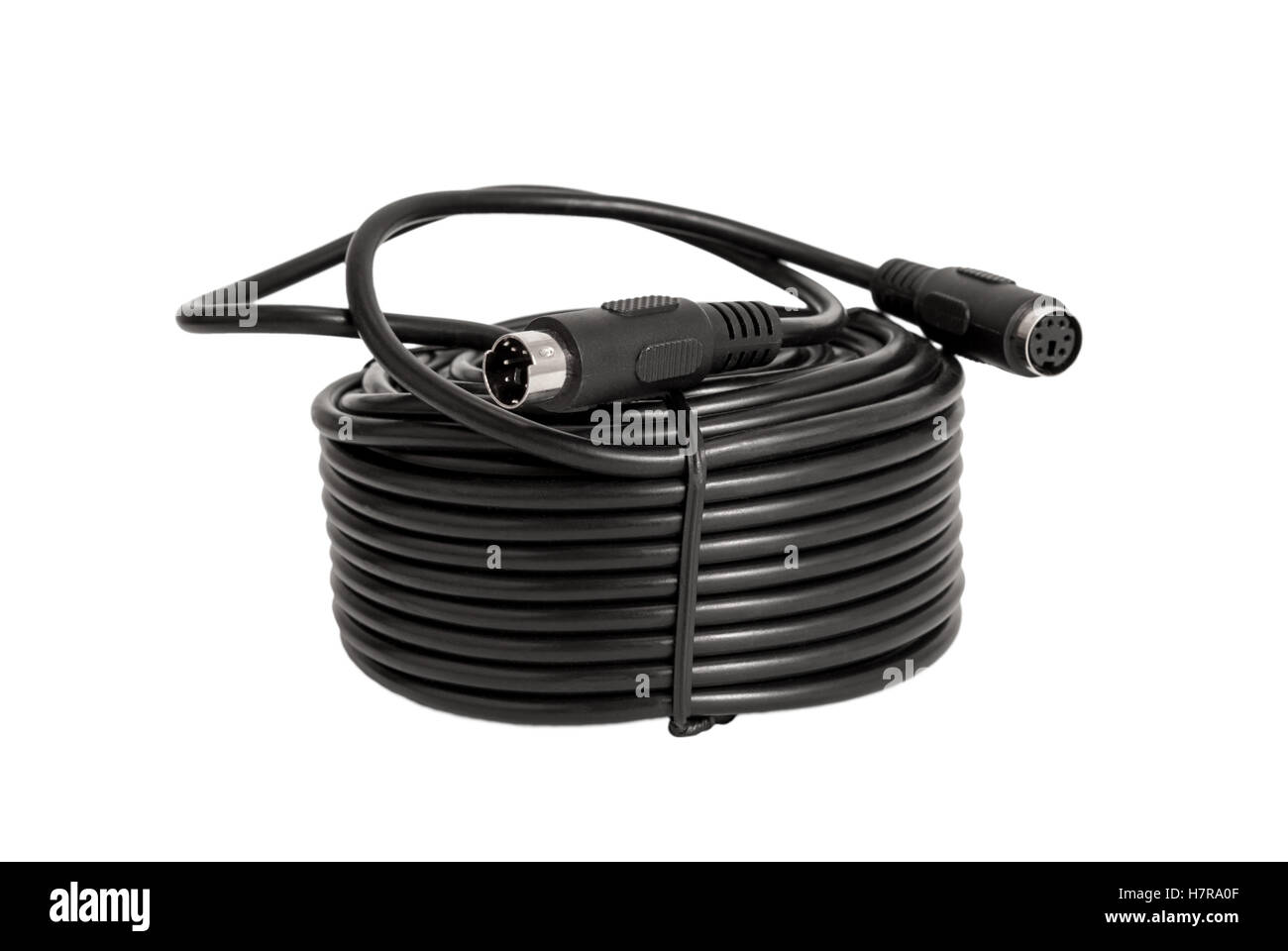 Collection électronique - des câbles coaxiaux avec des connecteurs PS2 pour caméras de surveillance (CCTV) isolé sur fond blanc Banque D'Images