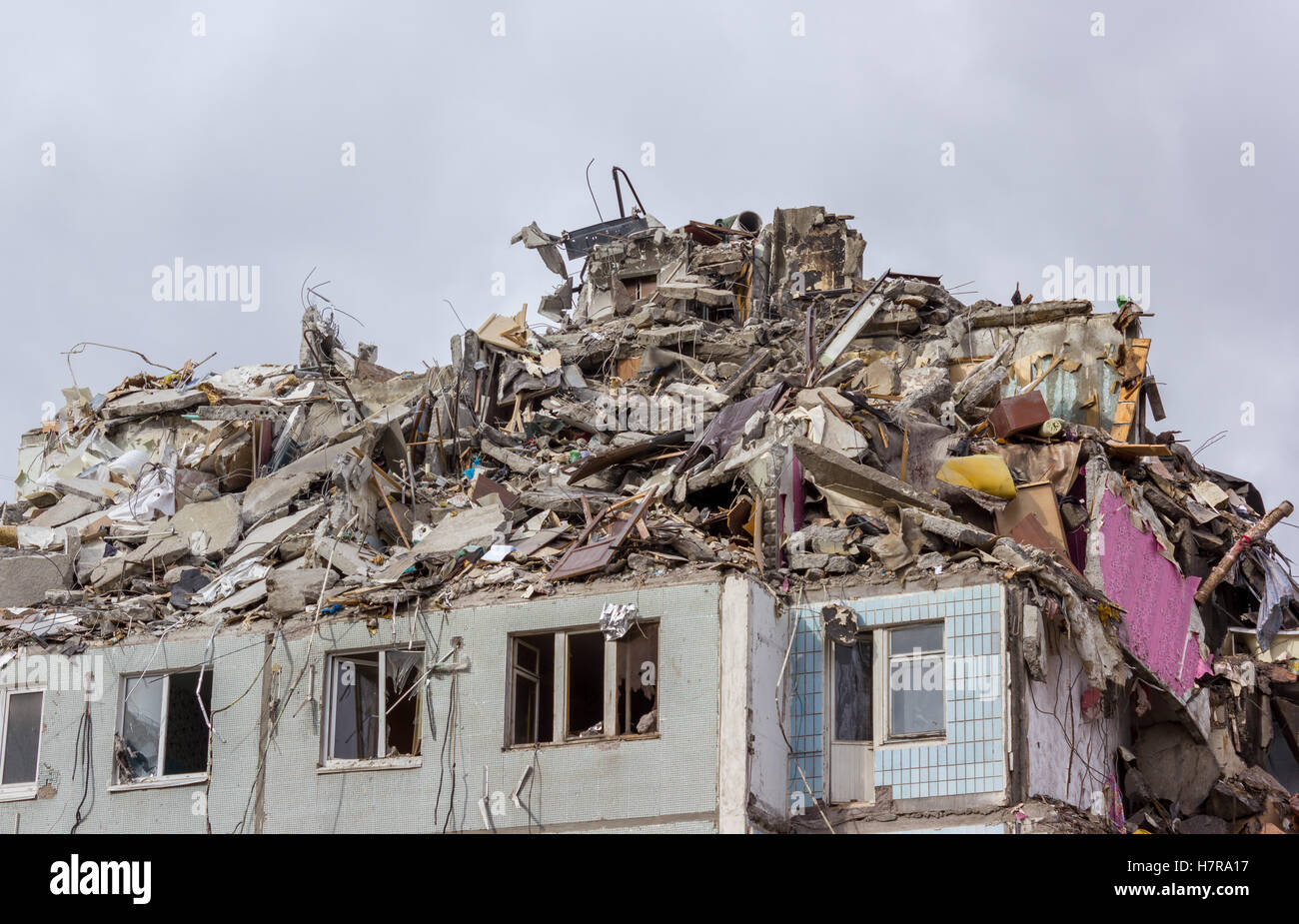 Démolition de bâtiments en milieu urbain. Maison en ruines. Banque D'Images