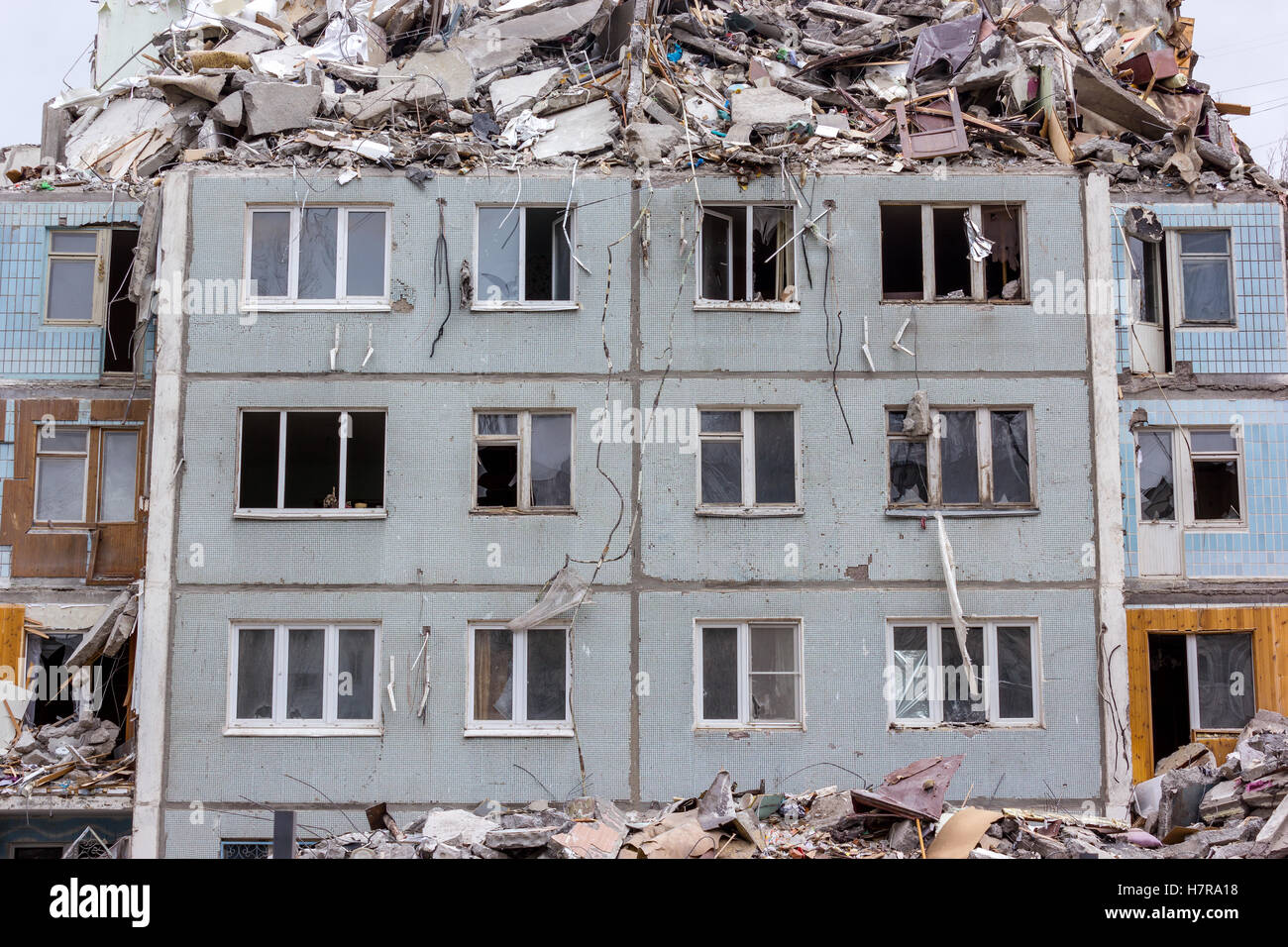 Démolition de bâtiments en milieu urbain. Maison en ruines. Banque D'Images