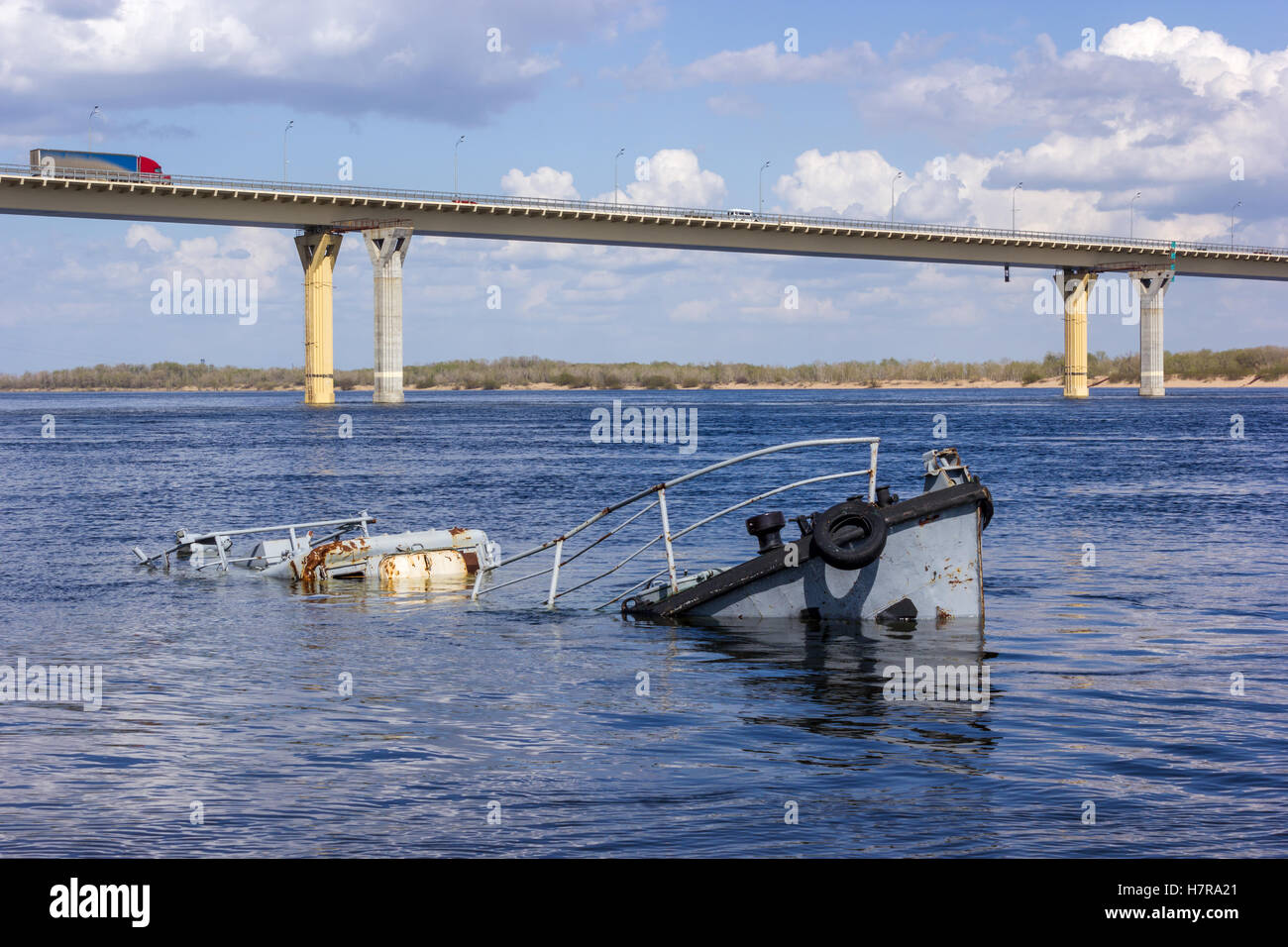 Dans un bateau coulé Rusty blue river Banque D'Images