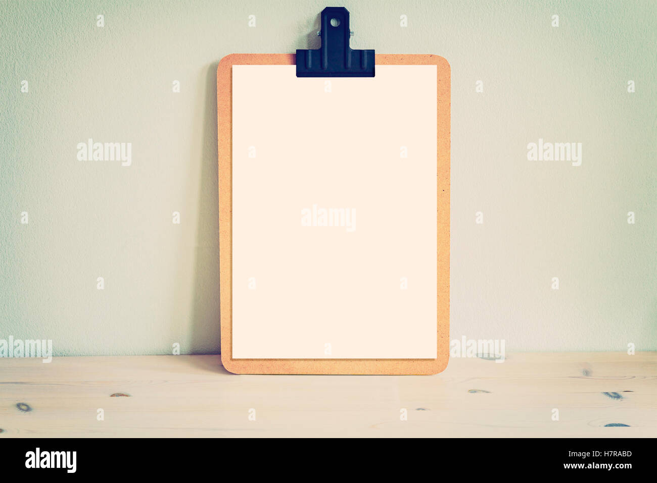Image d'un presse-papiers en bois blanc avec des maquettes papier vierge. Banque D'Images