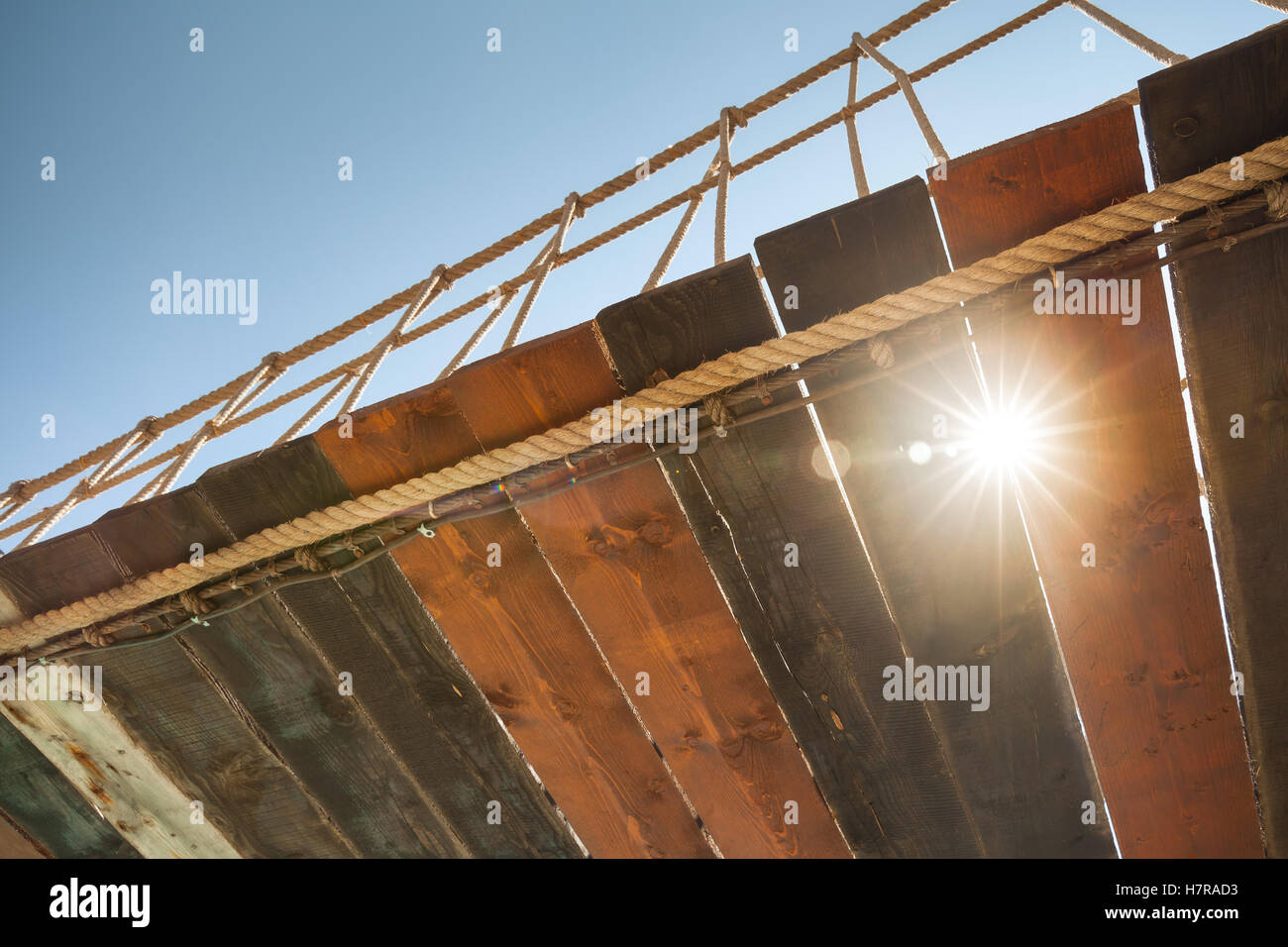 Suspension de l'ancien pont en bois avec pare-soleil de l'effet des bougies de préchauffage Banque D'Images