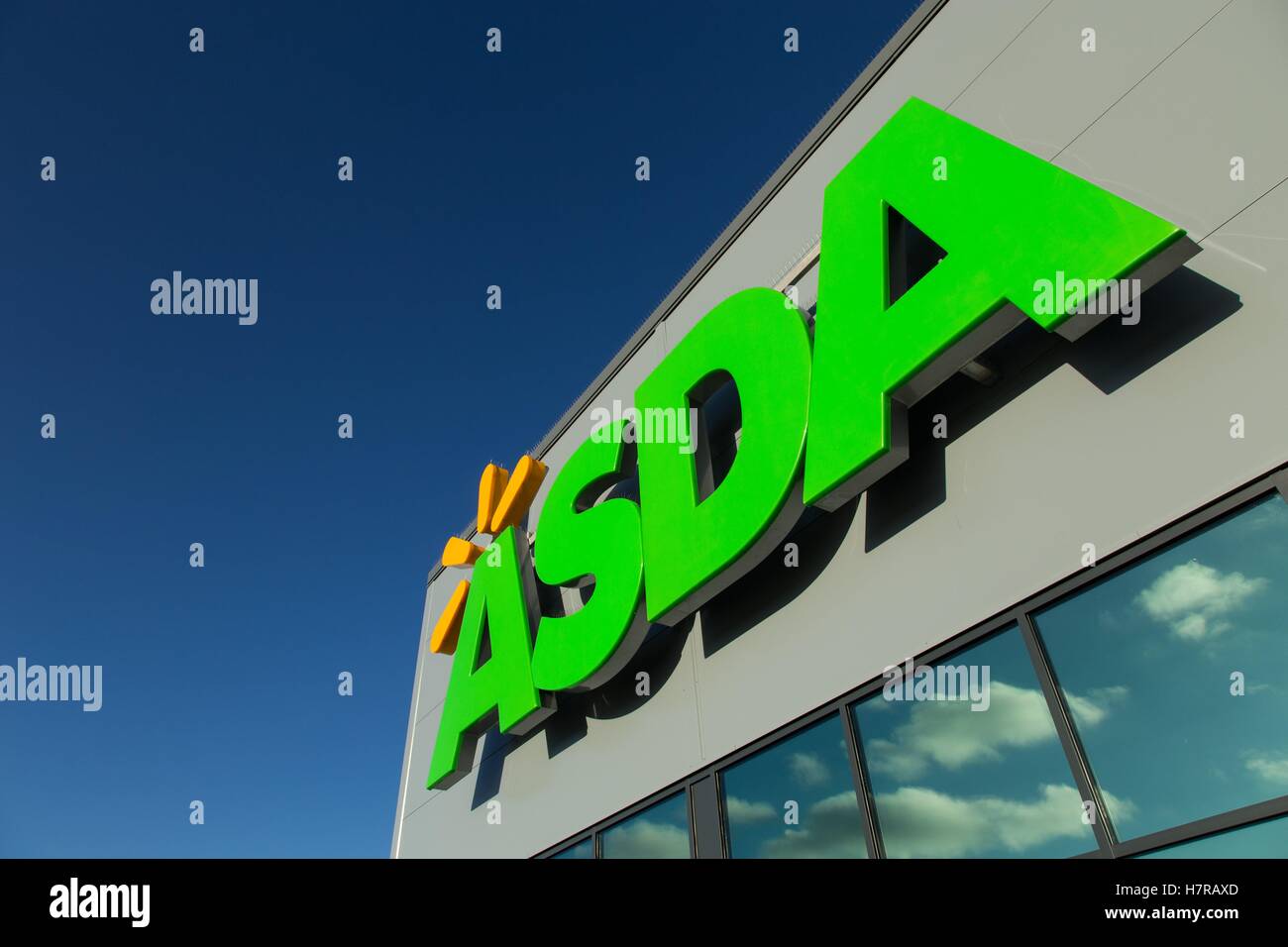 Logo Asda avec ciel bleu au-dessus. Banque D'Images